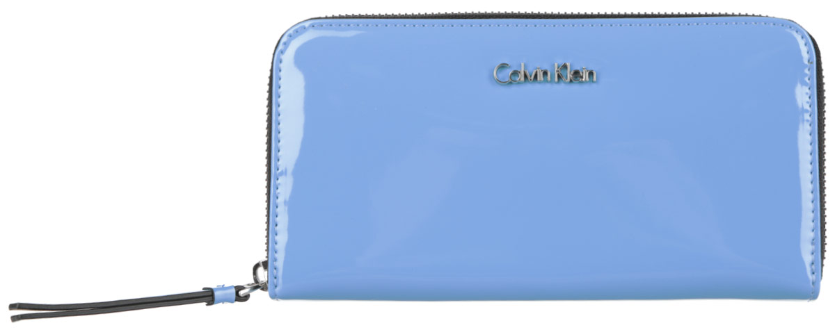 Кошелек женский Calvin Klein Jeans, цвет: голубой. K60K601571_4120K60K601571_4120 Кошелек женский Calvin Klein Jeans, цвет: голубой. K60K601571_4120K60K601571_4120Элегантный кошелек Calvin Klein выполнен из искусственной кожи с лаковым покрытием и оформлен металлической фурнитурой. Изделие закрывается на застежку-молнию. Внутри кошелька расположены два отделения для купюр, отделение для мелочи на молнии, два потайных кармашка и восемь карманов для пластиковых карт. Изделие поставляется фирменной упаковке. Практичный аксессуар прекрасно дополнит ваш образ.