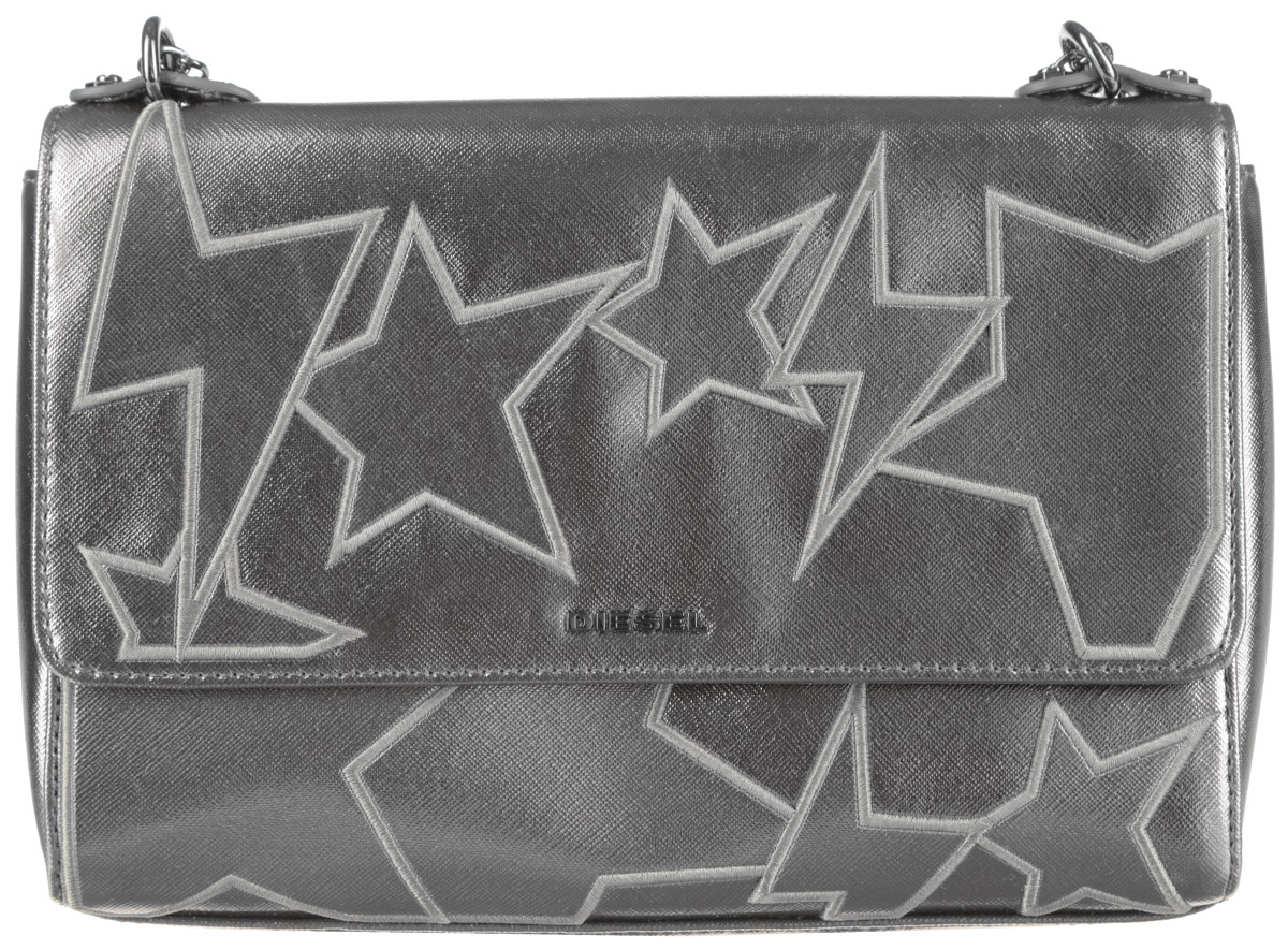 Сумка женская Diesel, цвет: серый металлик. X03876-P0959X03876-P0959/T8080 Сумка женская Diesel, цвет: серый металлик. X03876-P0959X03876-P0959/T8080Стильная женская сумка Diesel выполнена из полиуретана. Лицевая сторона оформлена декоративными нашивками. Изделие имеет одно основное отделение, которое закрывается на клапан с магнитной кнопкой. Внутри находятся прорезной карман на застежке-молнии и четыре кармашка для визиток и пластиковых карт. Модель оснащена плечевым ремнем в виде цепочки. Роскошная сумка внесет элегантные нотки в ваш образ и подчеркнет ваше отменное чувство стиля.