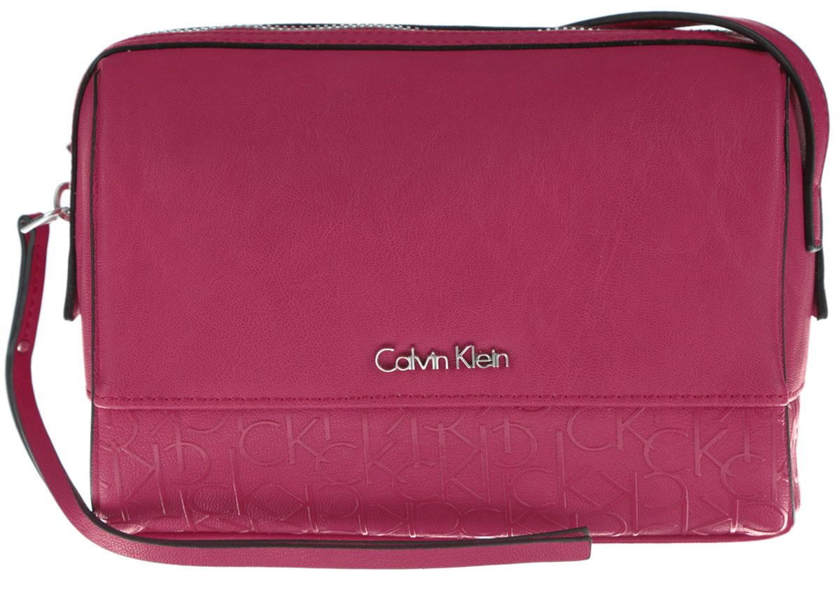 Сумка женская Calvin Klein Jeans, цвет: розово-красный. K60K601121_6050K60K601121_6050 Сумка женская Calvin Klein Jeans, цвет: розово-красный. K60K601121_6050K60K601121_6050Стильная женская сумка Calvin Klein Jeans выполнена из полиуретана. Изделие имеет одно основное отделение, которое закрывается на застежку-молнию. Внутри находятся два накладных открытых кармана. Модель оснащена плечевым ремнем, регулируемой длины. Роскошная сумка внесет элегантные нотки в ваш образ и подчеркнет ваше отменное чувство стиля.