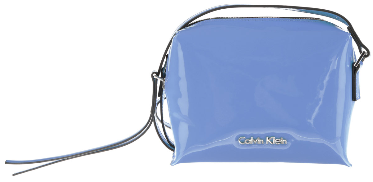 Сумка женская Calvin Klein Jeans, цвет: голубой. K60K601563_4120K60K601563_4120 Сумка женская Calvin Klein Jeans, цвет: голубой. K60K601563_4120K60K601563_4120Стильная женская сумка Calvin Klein Jeans выполнена из полиуретана. Изделие имеет одно основное отделение, которое закрывается на застежку-молнию. Внутри находится накладной открытый карман. Модель оснащена плечевым ремнем, регулируемой длины. Роскошная сумка внесет элегантные нотки в ваш образ и подчеркнет ваше отменное чувство стиля.