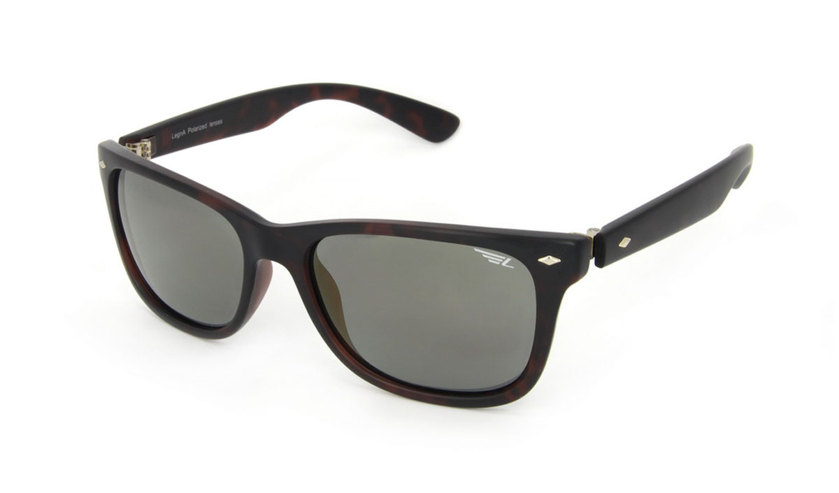 Î÷êè ïîëÿðèçàöèîííûå Legna, öâåò: êîðè÷íåâûé, çîëîòîé. S8501BS8501B Î÷êè ïîëÿðèçàöèîííûå Legna, öâåò: êîðè÷íåâûé, çîëîòîé. S8501BS8501BÑòèëüíûå ñîëíöåçàùèòíûå î÷êè Legna ñäåëàþò ïðèÿòíîé ïðîãóëêó â æàðêèé ñîëíå÷íûé ïîëäåíü. Èõ òàêæå ïî äîñòîèíñòâó îöåíÿò âîäèòåëè, òàê êàê ýòà ìîäåëü î÷êîâ îñíàùåíà óíèêàëüíûìè ïîëÿðèçàöèîííûìè ëèíçàìè, êîòîðûå çàäåðæèâàþò ðàçäðàæàþùèå áëèêè, ÷òî ãàðàíòèðóåò ïîëíûé çðèòåëüíûé êîìôîðò è, êàê ðåçóëüòàò, ïîâûøåííóþ áåçîïàñíîñòü. Âûñîêîýôôåêòèâíûé âñòðîåííûé ÓÔ ôèëüòð îáåñïå÷èâàåò ñîâåðøåííóþ çàùèòó îò âðåäíûõ óëüòðàôèîëåòîâûõ ëó÷åé Êðîìå òîãî, ýòî ýôôåêòíûé àêñåññóàð, êîòîðûé íàâåðíÿêà ñòàíåò «èçþìèíêîé» âàøåãî èíäèâèäóàëüíîãî ñòèëÿ. Îïðàâà íå òîëüêî êðàñèâàÿ, íî è ïðî÷íàÿ, à ëèíçû ñî âðåìåíåì íå ïîêðîþòñÿ ìåëêèìè öàðàïèíàìè. ×èñòêà è îáñëóæèâàíèå: Âûìûòü òåïëîé âîäîé, âûòåðåòü ìÿãêîé ñóõîé ñàëôåòêîé. Óñëîâèÿ õðàíåíèÿ: â ôóòëÿðå ïðè íîðìàëüíûõ êëèìàòè÷åñêèõ óñëîâèÿõ. Ïðåäóïðåæäåíèå: Íå èñïîëüçîâàòü â ñîëÿðèè, íå ñìîòðåòü íà ïðÿìûå ñîëíå÷íûå ëó÷è, íå èñïîëüçîâàòü ïðè óïðàâëåíèè àâòîìîáèëåì â ñóìåðêàõ è íî÷üþ.