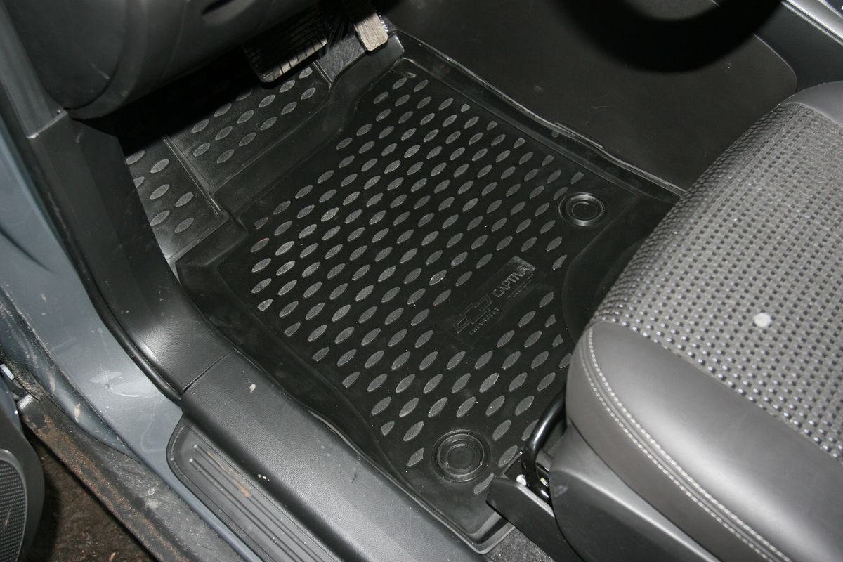 Коврики в салон автомобиля Novline-Autofamily для Chevrolet Captiva, 2011 -, 5 штCARCHV00019 Коврики в салон автомобиля Novline-Autofamily для Chevrolet Captiva, 2011 -, 5 штCARCHV00019Коврики Novline-Autofamily улучшат внешний вид салона автомобиля и надежно уберегут его от пыли, грязи и сырости, а значит, защитят кузов от коррозии. Полиуретановые коврики гладкие, приятные и не пропускает влагу. Полиуретановые автомобильные коврики произведены из высококачественного материала, который держит форму и не пачкает обувь. Коврики надежно крепятся на полу и не скользят, что очень важно во время движения, особенно для водителя. Изделия из полиуретана надежно удерживают грязь и влагу, при этом всегда выглядят довольно опрятно. И чистятся они очень просто: как при помощи автомобильного пылесоса, так и различными моющими средствами.