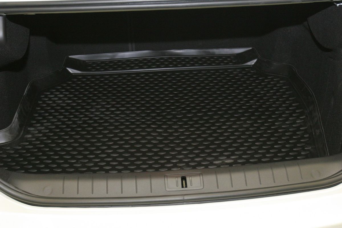 Коврик в багажник Novline-Autofamily, для Renault Latitude 2,5L sd (10/2010-)NLC.41.26.B10 Коврик в багажник Novline-Autofamily, для Renault Latitude 2,5L sd (10/2010-)NLC.41.26.B10Автомобильный коврик в багажник Novline-Autofamily позволит вам без особых усилий содержать в чистоте багажный отсек вашего авто и при этом перевозить в нем абсолютно любые грузы. Этот модельный коврик идеально подойдет по размерам багажнику вашего авто. Такое изделие гарантированно защитит багажник вашего автомобиля от грязи, мусора и пыли, которые постоянно скапливаются в этом отсеке. А кроме того, коврик не пропускает влагу. Все это надолго убережет важную часть кузова от износа. Коврик в багажнике сильно упростит для вас уборку. Тем более, что поддон достаточно просто вынимается и вставляется обратно. Мыть коврик для багажника из полиуретана можно любыми чистящими средствами или просто водой. При этом много времени у вас уборка не отнимет, ведь полиуретан устойчив к загрязнениям. Если вам приходится перевозить в багажнике тяжелые грузы, за сохранность автоковрика можете не беспокоиться. Он сделан из прочного материала, который не...