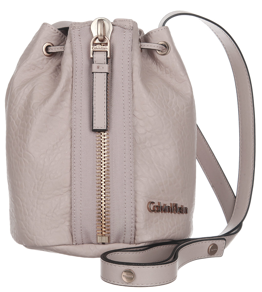 Сумка женская Calvin Klein Jeans, цвет: бежевый. K60K601151_0120K60K601151_0120 Сумка женская Calvin Klein Jeans, цвет: бежевый. K60K601151_0120K60K601151_0120Стильная женская сумка Calvin Klein Jeans выполнена из полиуретана. Лицевая сторона оформлена декоративной молнией с бегунком. Изделие имеет одно основное отделение, закрывающееся на затягивающийся шнурок. Внутри расположен прорезной карман на застежке-молнии. Модель оснащена плечевым регулируемым ремнем. Практичный аксессуар позволит вам завершить свой образ и быть неотразимой.