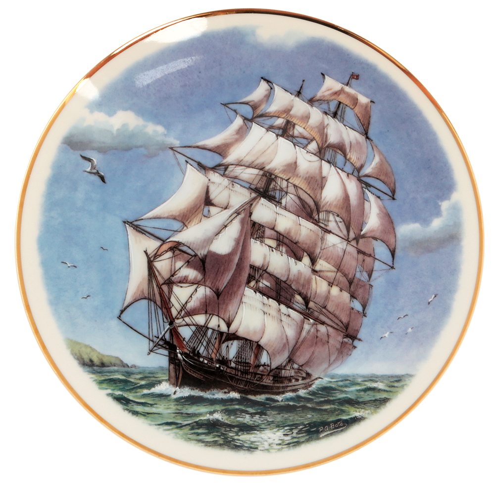 Катти Сарк, декоративная тарелка. Фарфор, деколь, золочение. Majestic Collection Porcelain, Великобритания, 1980-е гг.ПБ ДПА 24.08.2016-13 Катти Сарк, декоративная тарелка. Фарфор, деколь, золочение. Majestic Collection Porcelain, Великобритания, 1980-е гг.ПБ ДПА 24.08.2016-13Катти Сарк, декоративная тарелка. Фарфор, деколь, золочение. Маркировка: надглазурное клеймо черного цвета Majestic Collection Porcelain Giftware. Датировка: Великобритания, 1980-е гг. Диаметр 21 см. Сохранность очень хорошая, без сколов и трещин. Тарелка не предназначена для приема пищи и может использоваться только в декоративных целях.