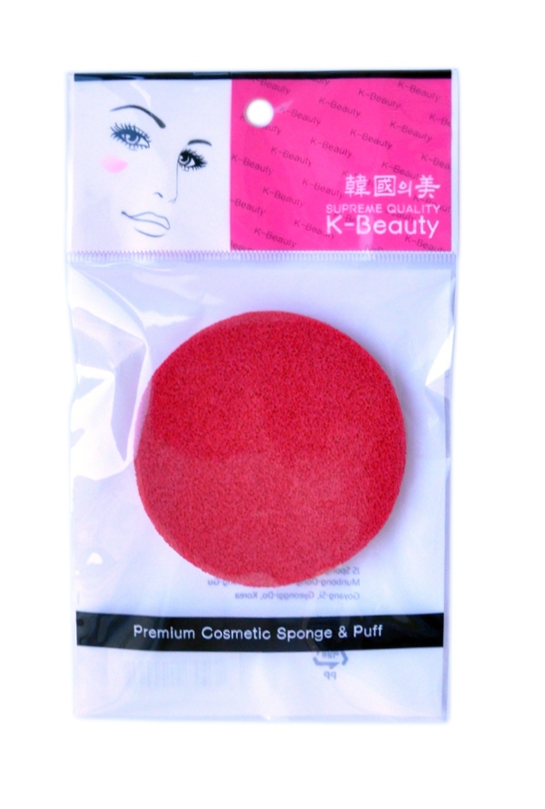 K-Beauty Спонж косметический для очищения кожи лица, красный, 1 шт100061 K-Beauty Спонж косметический для очищения кожи лица, красный, 1 шт100061Косметический спонж предназначен для очищения кожи лица, снятия макияжа и остатков косметических масок. Благодаря пористой структуре способствует отшелушиванию ороговевших клеток кожи, массирует кожу лица, улучшает микроциркуляцию, что повышает тонус, придает коже упругость и эластичность. Мягкий и нежный спонж не травмирует, подходит даже для чувствительной кожи.