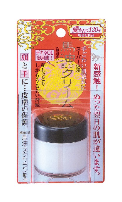 Meishoku Крем для очень сухой кожи лица, 30 г164019 Meishoku Крем для очень сухой кожи лица, 30 г164019Насыщенный крем особенно рекомендуется для сухой и склонной к шелушению, а также обезвоженной и огрубевшей кожи. Крем обеспечивает кожу насыщенным постоянным увлажнением, смягчает, поддерживает упругость и эластичность, повышает защитные свойства кожи. Легко впитывается. Активные компоненты: Экстракт лакричника - оказывает смягчающее и противовоспалительное действия, активизирует водно-солевой обмен. Масло рисовых отрубей - используется как смягчающий и влагоудерживающий компонент. Натуральный лошадиный жир и сквалан - компоненты, издавна известные своими увлажняющими и смягчающими свойствами. Крем избавляет от ощущения стянутости кожи после умывания. Может также использоваться для огрубевших участков кожи пальцев рук и тыльной стороны ладоней.