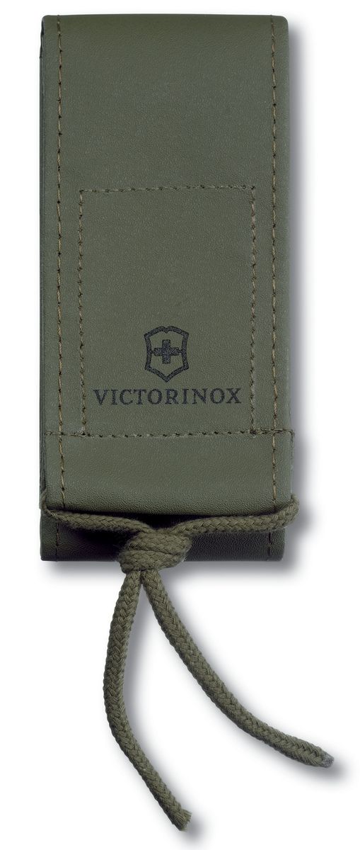 Чехол для ножей Victorinox 130 мм, цвет: зеленый. 4.0837.44.0837.4 Чехол для ножей Victorinox 130 мм, цвет: зеленый. 4.0837.44.0837.4Единственный на сегодня чехол, который идеально подходит для ножей из новой коллекции Victorinox Delemont RangerGrip. Это более широкий аналог оливкового нейлонового чехла 4.0822.4. И именно благодаря своему размеру, отлично подходит для больших ножей Delemont RangerGrip. Широкий, износостойкий и практичный вертикальный чехол зеленого цвета для ношения на поясе. На клапане есть логотип Victorinox. Наличие шнурка на клапане значительно облегчает его открытие, а также делает возможным открытие такого чехла в перчатках. Подходит для швейцарских армейских ножей Victorinоx 111 мм с фиксатором толщиной более 4 уровней и для ножей из новой коллекции Victorinox Delemont RangerGrip. Особенности: водоотталкивающие покрытие возможность как горизонтального так и вертикального крепления чехла Застежка: Velkro (липучка) искусственная кожа