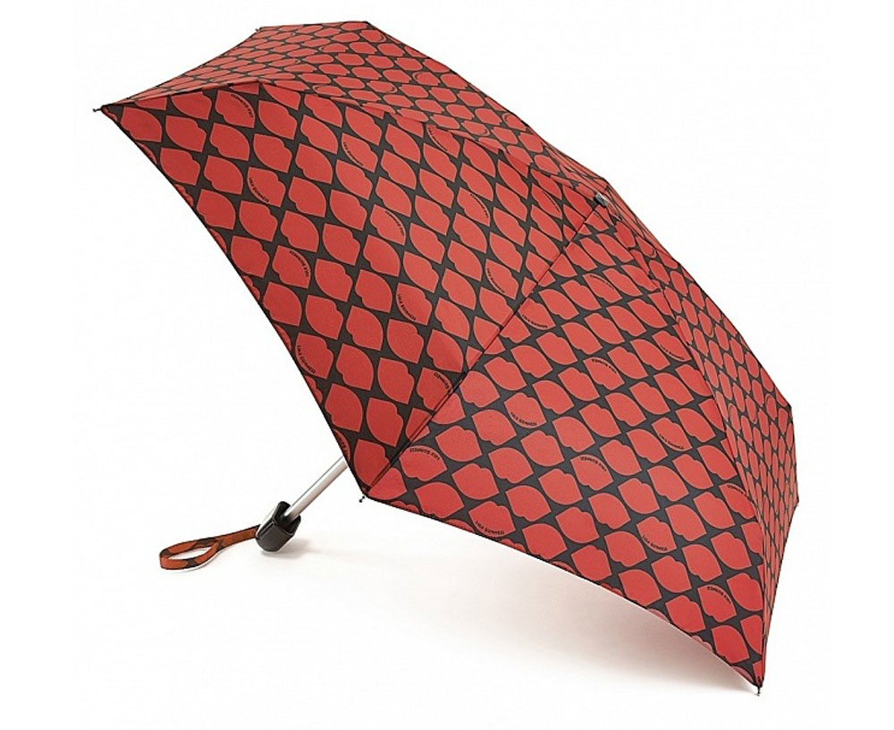 Зонт женский Fulton Lulu Guinness, механический, 5 сложений, цвет: черный, темно-красный. L717-2681L717-2681 LipsGridRed Зонт женский Fulton Lulu Guinness, механический, 5 сложений, цвет: черный, темно-красный. L717-2681L717-2681 LipsGridRedСтильный механический зонт Fulton Lulu Guinness в 5 сложений даже в ненастную погоду позволит вам оставаться элегантной. Облегченный каркас зонта выполнен из 6 спиц из фибергласса и алюминия, стержень также изготовлен из алюминия, удобная рукоятка - из пластика. Купол зонта выполнен из прочного полиэстера. В закрытом виде застегивается хлястиком на липучке. Яркий оригинальный принт в виде изображения губ поднимет настроение в дождливый день. Зонт механического сложения: купол открывается и закрывается вручную до характерного щелчка. На рукоятке для удобства есть небольшой шнурок, позволяющий надеть зонт на руку тогда, когда это будет необходимо. К зонту прилагается чехол с небольшой нашивкой с названием бренда. Такой зонт компактно располагается в кармане, сумочке, дверке автомобиля.