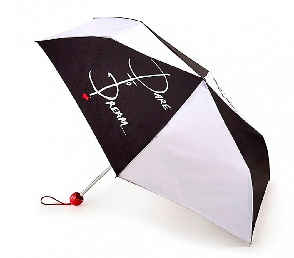 Зонт женский Lulu Guinness Superslim, механический, 3 сложения, цвет: черный, белый. L718-3148L718-3148 DaretoDream Зонт женский Lulu Guinness Superslim, механический, 3 сложения, цвет: черный, белый. L718-3148L718-3148 DaretoDreamСтильный механический зонт Lulu Guinness Superslim в 3 сложения даже в ненастную погоду позволит вам оставаться элегантной. Облегченный каркас зонта выполнен из 6 спиц из фибергласса и алюминия, стержень также изготовлен из алюминия, удобная рукоятка - из пластика. Купол зонта выполнен из прочного полиэстера. В закрытом виде застегивается хлястиком на кнопке. Яркий оригинальный принт в виде надписи Dare To Dream… поднимет настроение в дождливый день. Зонт механического сложения: купол открывается и закрывается вручную до характерного щелчка. На рукоятке для удобства есть небольшой шнурок, позволяющий надеть зонт на руку тогда, когда это будет необходимо. К зонту прилагается чехол который дополнительно застегивается на липучку. Чехол также оформлен надписью Dare To Dream…. Такой зонт компактно располагается в кармане, сумочке, дверке автомобиля.