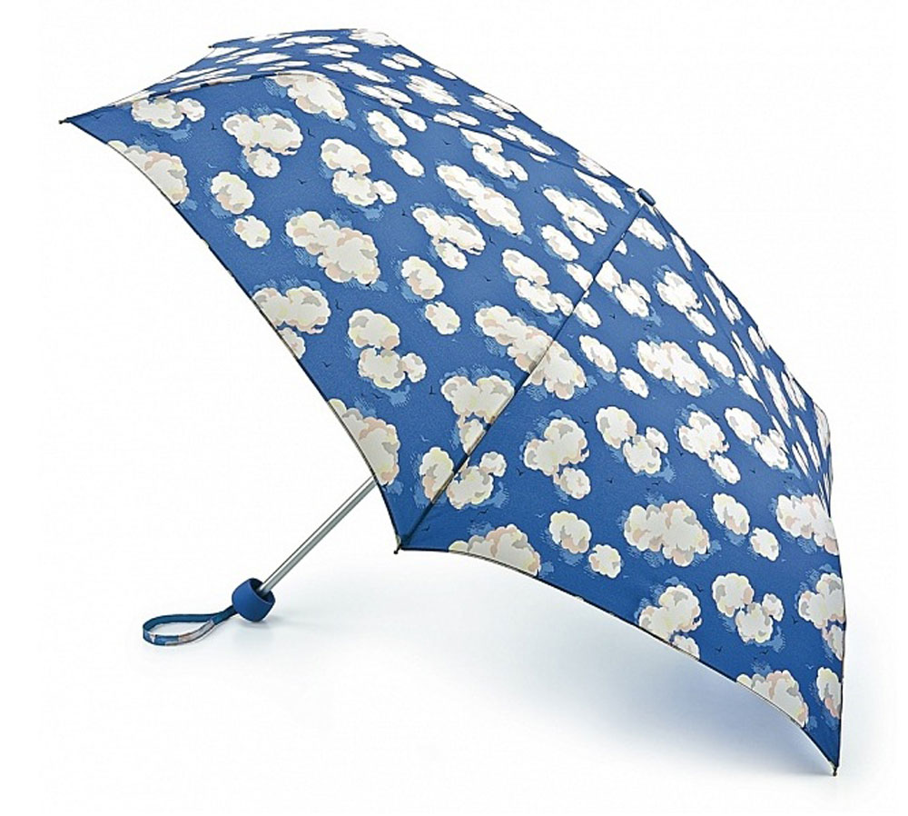 Зонт женский Cath Kidston Minilite, механический, 3 сложения, цвет: синий, мультиколор. L768-2949L768-2949 MiniClouds Зонт женский Cath Kidston Minilite, механический, 3 сложения, цвет: синий, мультиколор. L768-2949L768-2949 MiniCloudsСтильный механический зонт Cath Kidston Minilite в 3 сложения даже в ненастную погоду позволит вам оставаться элегантной. Каркас зонта выполнен из 8 спиц из фибергласса и алюминия, стержень также изготовлен из алюминия, удобная рукоятка - из пластика. Купол зонта выполнен из прочного полиэстера. В закрытом виде застегивается хлястиком на липучке. Яркий оригинальный рисунок в виде облаков поднимет настроение в дождливый день. Зонт механического сложения: купол открывается и закрывается вручную до характерного щелчка. На рукоятке для удобства есть небольшой шнурок, позволяющий надеть зонт на руку тогда, когда это будет необходимо. К зонту прилагается чехол, который оформлен нашивкой с названием бренда. Такой зонт компактно располагается в кармане, сумочке, дверке автомобиля.