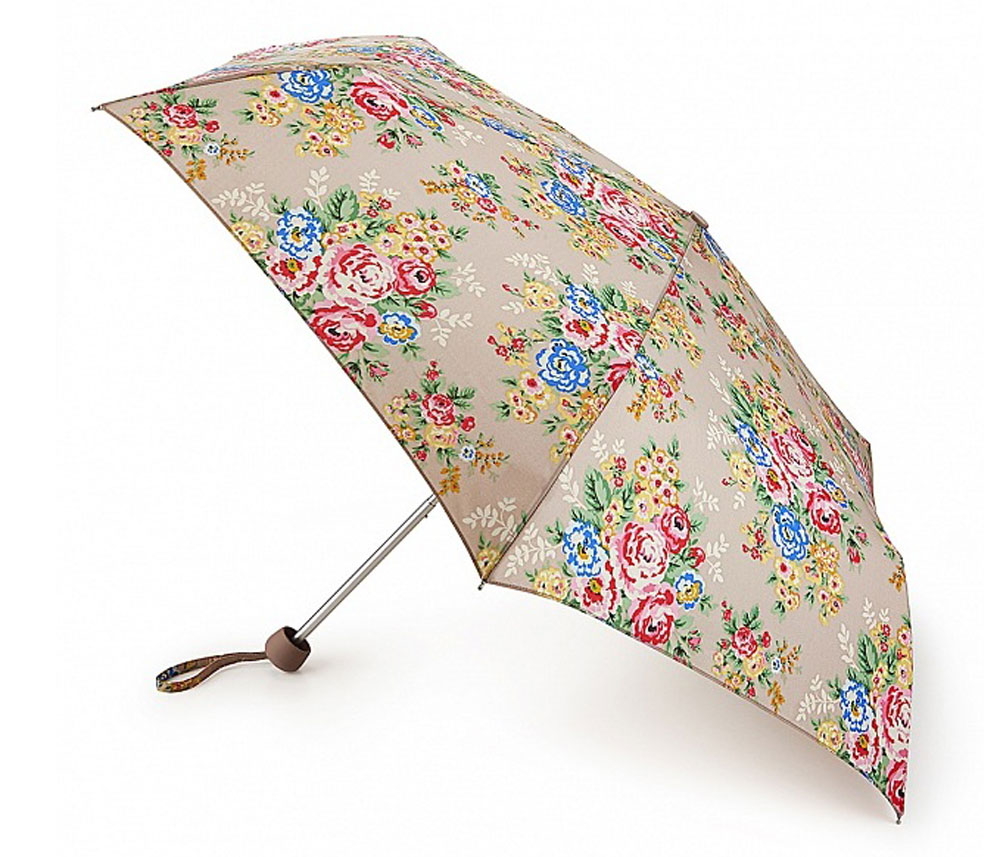 Зонт женский Cath Kidston Minilite, механический, 3 сложения, цвет: бежевый, мультиколор. L768-3139L768-3139 CandyFlowers Зонт женский Cath Kidston Minilite, механический, 3 сложения, цвет: бежевый, мультиколор. L768-3139L768-3139 CandyFlowersСтильный механический зонт Cath Kidston Minilite в 3 сложения даже в ненастную погоду позволит вам оставаться элегантной. Облегченный каркас зонта выполнен из 8 спиц из фибергласса и алюминия, стержень также изготовлен из алюминия, удобная рукоятка - из пластика. Купол зонта выполнен из прочного полиэстера. В закрытом виде застегивается хлястиком на липучке. Яркий оригинальный цветочный принт поднимет настроение в дождливый день. Зонт механического сложения: купол открывается и закрывается вручную до характерного щелчка. На рукоятке для удобства есть небольшой шнурок, позволяющий надеть зонт на руку тогда, когда это будет необходимо. К зонту прилагается чехол с небольшой нашивкой с названием бренда. Такой зонт компактно располагается в кармане, сумочке, дверке автомобиля.