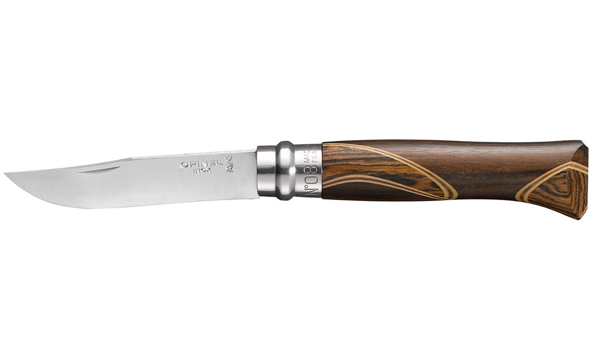 Нож Opinel Chaperon, в чехле1399 Нож Opinel Chaperon, в чехле1399Нож Opinel Chaperon n° 8 нержавеющая полированная сталь. Подарочная коробка. Уникальная рукоятка. Нож разработан французским краснодеревщиком Бруно Шапероном. Рукоять выполнена методом маркетри (мозаика из цветной древесины). При изготовлении рукояти каждого ножа используются одновременно 4 породы древесины. В работе над этой моделью применяются такие древесные породы как: эбеновое дерево, палисандр, кордия, кокоболо, зебрано, самшит, амарант, розовое дерево. Сочетания пород для каждого ножа выбираются произвольно и рисунок рукояти получается уникальным и неповторимым. Фотографии товара представлены для примера. Лезвие устойчиво к коррозии благодаря добавлению хрома, а двойная полировка делает его поверхность зеркальной. Не требует специального ухода. Характеристики ножа: Материал лезвия: сталь Sandvik 12C27 Материал рукояти: 4 различных породы древесины Тип ножевого замка: Viroblock Приспособление для открытия клинка: насечка на лезвии Длина лезвия, см: 8,5 Длина ножа, см: 19...