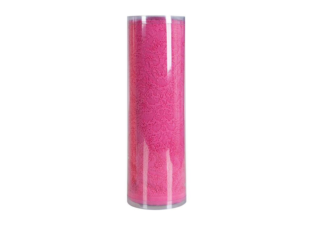 Полотенце махровое Soavita Eo. Flamingo, цвет: темно-брусничный, 70 х 140 см83081 Полотенце махровое Soavita Eo. Flamingo, цвет: темно-брусничный, 70 х 140 см83081Махровое полотно создается из хлопковых нитей, которые, в свою очередь, прядутся из множества хлопковых волокон. Чем длиннее эти волокна, тем прочнее будет нить, и, соответственно, изделие. Длина составляющих хлопковую нить волокон влияет и на фактуру получаемой ткани: чем они длиннее, тем мягче и пушистее получится махровое изделие, тем лучше будет впитывать изделие воду. Хотя на впитывающие качество махры – ее гигроскопичность, не в последнюю очередь влияет состав волокна. Мягкая махровая ткань отлично впитывает влагу и быстро сохнет. Soavita – это популярный бренд домашнего текстиля. Дизайнерская студия этой фирмы находится во Флоренции, Италия. Производство перенесено в Китай, чтобы сделать продукцию более доступной для покупателей. Таким образом, вы имеете возможность покупать продукцию европейского качества совсем не дорого. Домашний текстиль прослужит вам долго: все детали качественно прошиты, ткани очень плотные, рисунок наносится безопасными для здоровья красителями, не...