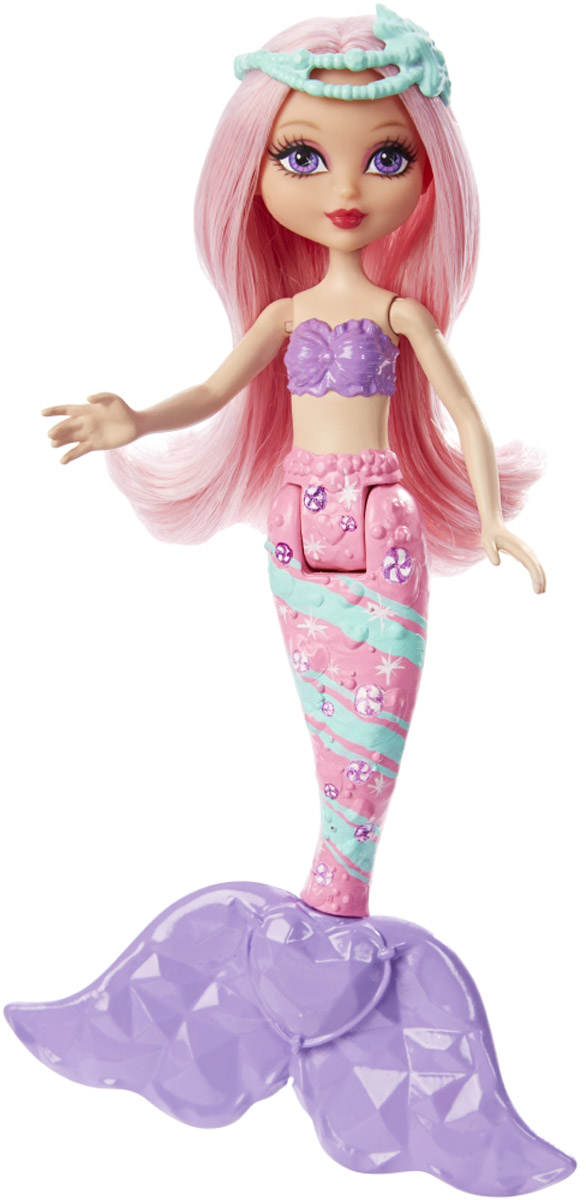 Barbie Кукла Маленькая русалочка CandyDNG07_DNG10 Barbie Кукла Маленькая русалочка CandyDNG07_DNG10Погружайся в мир подводных приключений вместе с маленькой русалочкой Candy от Barbie! Она создана специально для маленьких рук и богатого воображения! Русалочка приковывает взгляды своим разноцветным хвостом и ярким лифом. Розовые волосы куклы можно расчесывать. На голове - диадема с морскими звездами. Хвостовой плавник украшен сердечком. Гибкая талия делает движения более разнообразными и создает простор для новых сюжетов. В коллекцию входят куклы родом из трех разных королевств, вдохновленных радугами, самоцветами или сладостями. Соберите их всех для невероятного веселья!