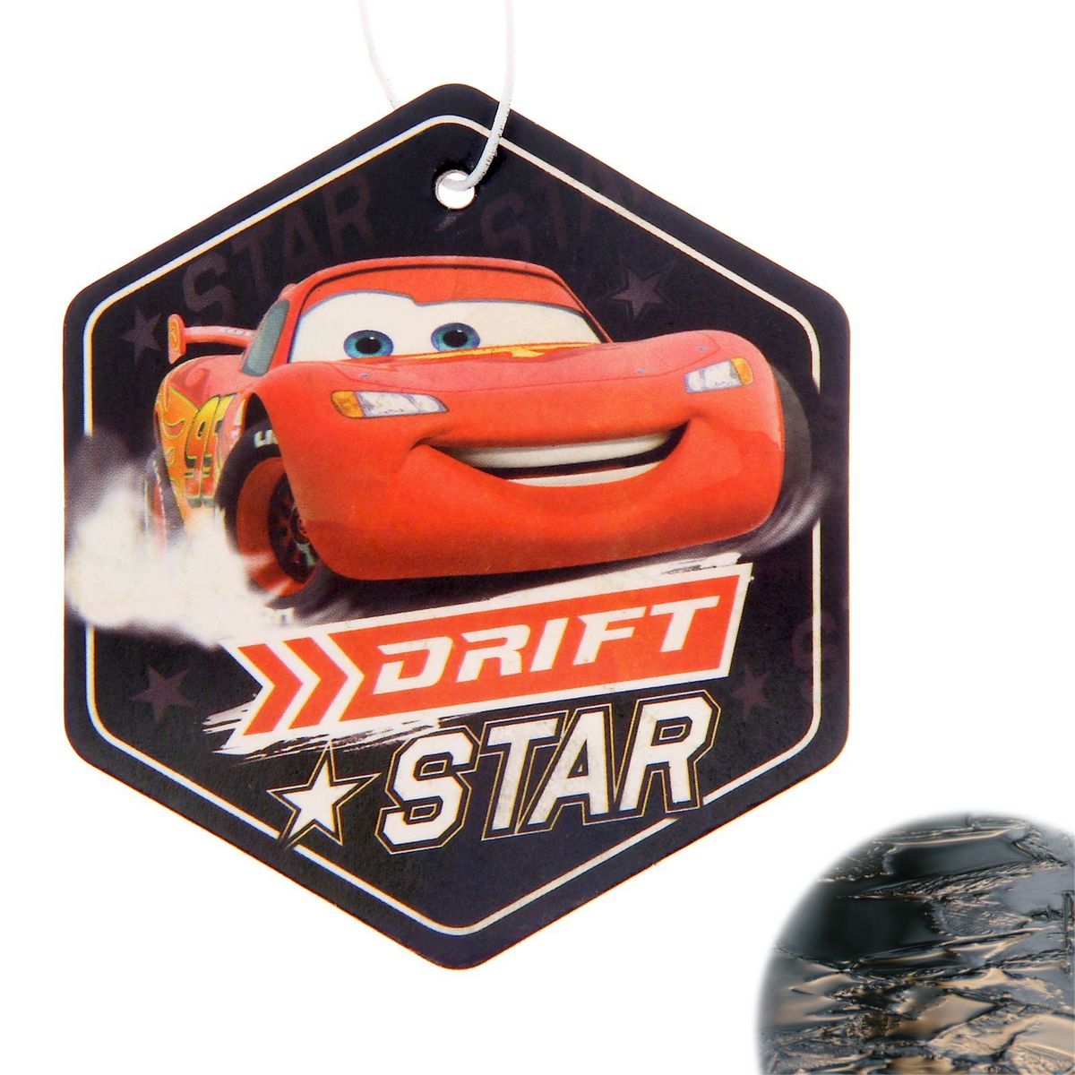 Ароматизатор автомобильный Disney Тачки. Drift Star. Черный лед, 7,6 х 8,6 см1198310 Ароматизатор автомобильный Disney Тачки. Drift Star. Черный лед, 7,6 х 8,6 см1198310Яркость в серые городские будни и скучную езду по пробкам добавит ароматизатор Disney Тачки. Drift Star. Черный лед. В нем сочетаются эксклюзивный дизайн и приятный аромат. Повесьте его на зеркало, и любимые герои уничтожат неприятные запахи. Если у вас нет автомобиля - не беда! Повесьте ароматизатор дома или на работе и наслаждайтесь чудесным благоуханием.