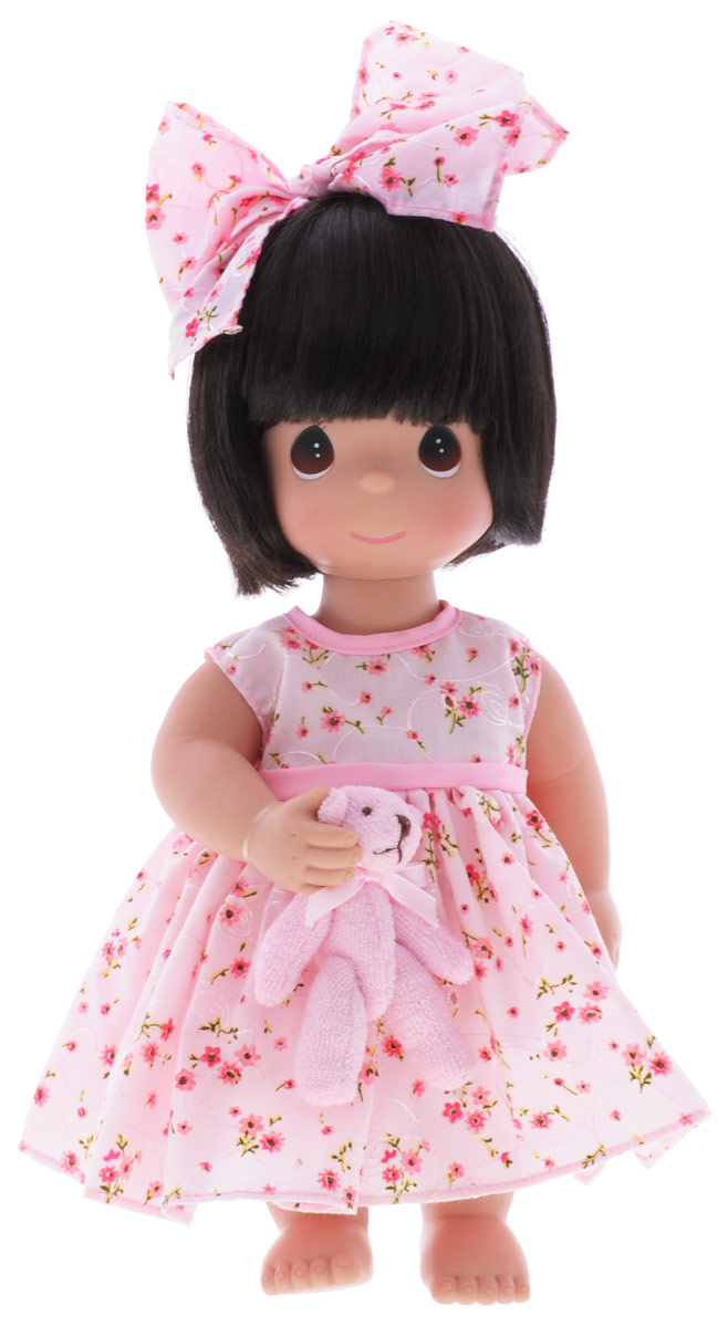 Precious Moments Кукла Босоногая брюнетка4671 Precious Moments Кукла Босоногая брюнетка4671Коллекция кукол Precious Moments ростом выше 30 см насчитывает на сегодняшний день более 600 видов. Куклы изготавливаются из качественного, безопасного материала и имеют пять базовых точек артикуляции. Каждый год в коллекцию добавляются все новые и новые модели. Каждая кукла имеет свой неповторимый образ и характер. Она может быть подарком на память о каком-либо событии в жизни. Куклы выполнены с любовью и нежностью, которую дарит нам известная волшебница - создатель кукол Линда Рик! Кукла Босоногая одета в розовое платье, украшенное цветочным принтом. Под платьем - розовые панталоны. Вся одежда у куклы съемная. Темные волосы куклы украшены розовым бантиком. У девочки большие карие глаза. В руках кукла держит плюшевого медвежонка. Игра с куклой разовьет в вашей малышке чувство ответственности и заботы. Порадуйте свою принцессу таким великолепным подарком!