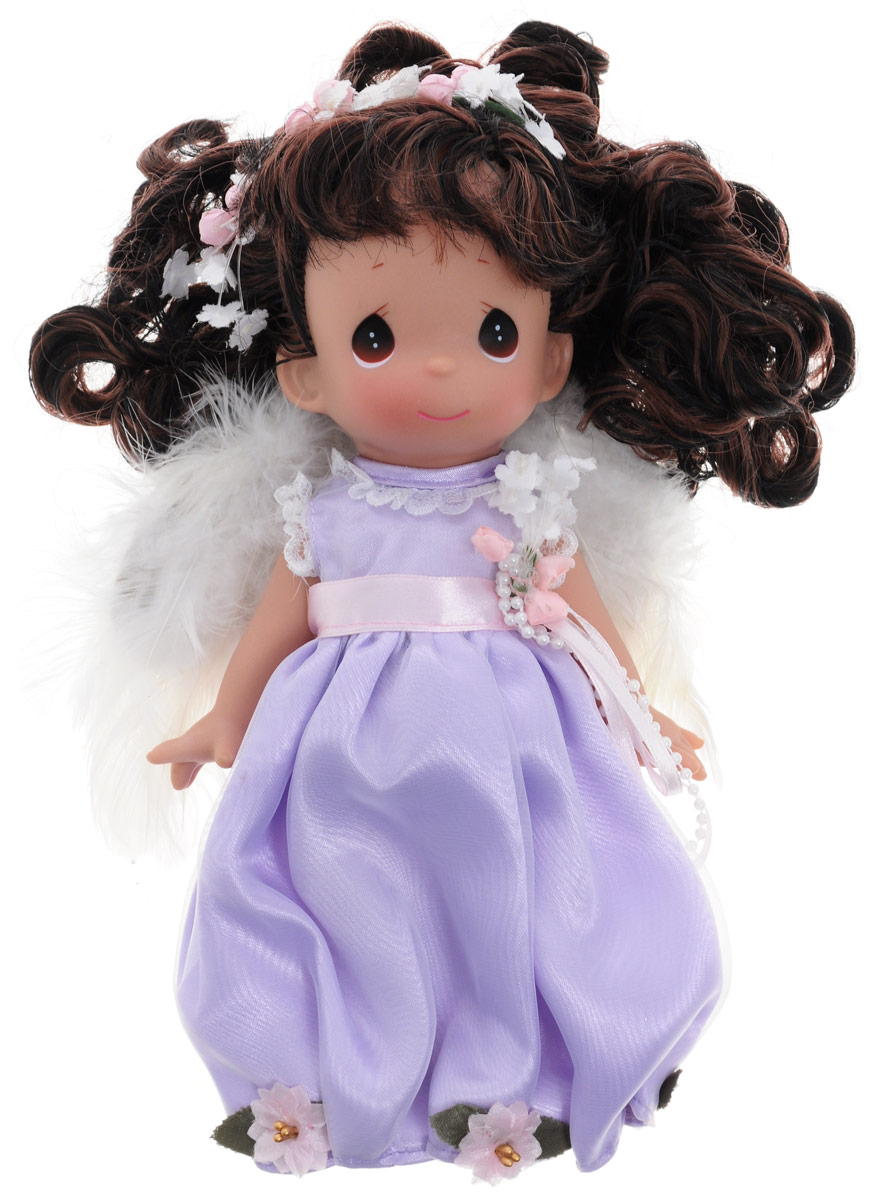 Precious Moments Кукла Ты словно ангел брюнетка3527 Precious Moments Кукла Ты словно ангел брюнетка3527Коллекция кукол Precious Moments насчитывает на сегодняшний день более 600 видов. Куклы изготавливаются из качественного и безопасного материала. Каждый год в коллекцию добавляются все новые и новые модели. Каждая кукла имеет свой неповторимый образ и характер. Она может быть подарком на память о каком-либо событии в жизни. Куклы выполнены с любовью и нежностью, которую дарит нам известная волшебница - создатель кукол Линда Рик! Кукла Ты словно ангел одета в очаровательное длинное платье светло-сиреневого цвета, за спиной - белые перьевые крылья, которые можно с легкостью отстегнуть. У девочки темные волосы и большие глаза. Вся одежда съемная. Кукла научит ребенка взаимодействовать с окружающими, а также поспособствует развитию воображения, логики и тактильного восприятия. Кукла станет отличным подарком для девочки, а также ценным экспонатом любой коллекции кукол.