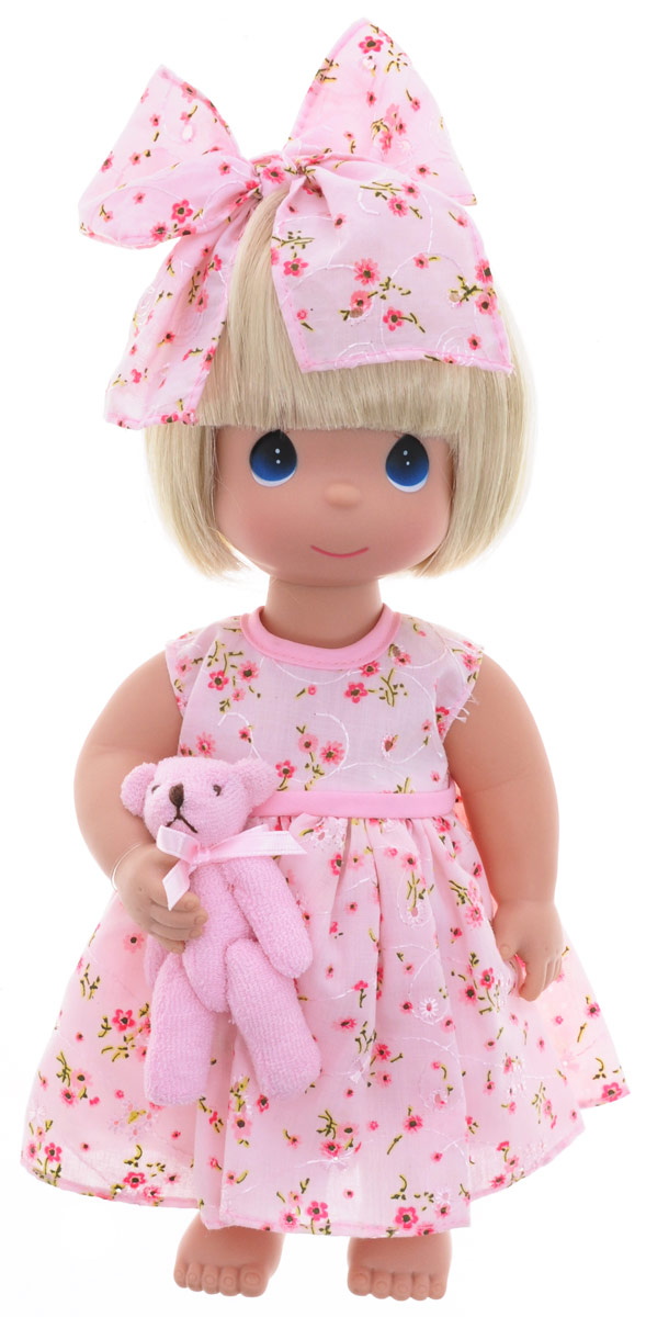 Precious Moments Кукла Босоногая блондинка4670 Precious Moments Кукла Босоногая блондинка4670Коллекция кукол Precious Moments ростом выше 30 см насчитывает на сегодняшний день более 600 видов. Куклы изготавливаются из качественного, безопасного материала и имеют пять базовых точек артикуляции. Каждый год в коллекцию добавляются все новые и новые модели. Каждая кукла имеет свой неповторимый образ и характер. Она может быть подарком на память о каком- либо событии в жизни. Куклы выполнены с любовью и нежностью, которую дарит нам известная волшебница - создатель кукол Линда Рик! Кукла Босоногая со светлыми волосами одета в розовое платье, украшенное цветочным принтом. Под платьем - розовые панталоны. Вся одежда у куклы съемная. У девочки большие синие глаза. В руках кукла держит плюшевого медвежонка. Игра с куклой разовьет в вашей малышке чувство ответственности и заботы. Порадуйте свою принцессу таким великолепным подарком!