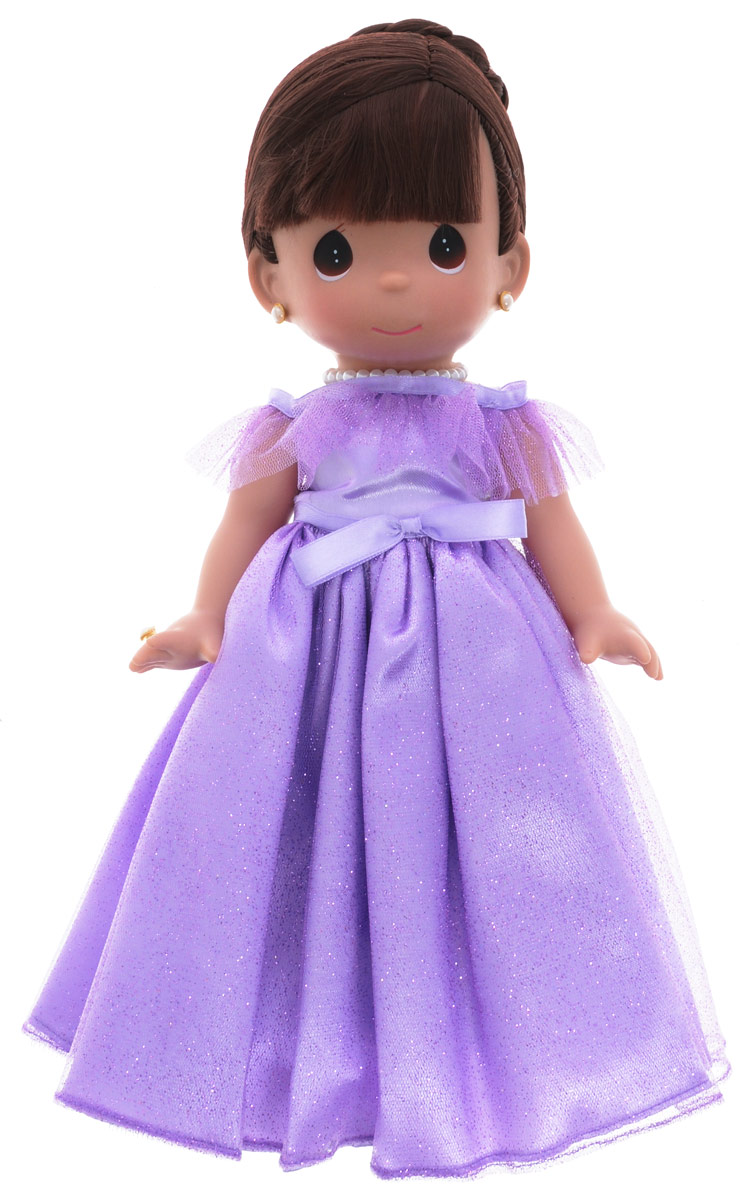 Precious Moments Кукла Самая красивая цвет волос темный4762 Precious Moments Кукла Самая красивая цвет волос темный4762Коллекция кукол Precious Moments ростом выше 30 см насчитывает на сегодняшний день более 600 видов. Куклы изготавливаются из качественного, безопасного материала и имеют пять базовых точек артикуляции. Каждый год в коллекцию добавляются все новые и новые модели. Каждая кукла имеет свой неповторимый образ и характер. Она может быть подарком на память о каком- либо событии в жизни. Куклы выполнены с любовью и нежностью, которую дарит нам известная волшебница - создатель кукол Линда Рик! Кукла Самая красивая обязательно привлечет внимание вашей дочурки. На кукле потрясающее сиреневое платье, украшенное блестками, а на шее красуется ожерелье. У куклы шикарные темные волосы, которые забраны вверх. Дополнением к образу служат серьги и колечко. Одежда куклы съемная. Кукла научит ребенка взаимодействовать с окружающими, а также поспособствует развитию воображения, логики и тактильного восприятия. Порадуйте свою принцессу таким великолепным подарком!