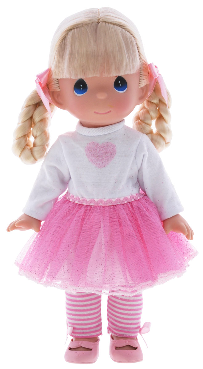 Precious Moments Кукла Модница4730 Precious Moments Кукла Модница4730Коллекция кукол Precious Moments ростом выше 30 см насчитывает на сегодняшний день более 600 видов. Куклы изготавливаются из качественного, безопасного материала и имеют пять базовых точек артикуляции. Каждый год в коллекцию добавляются все новые и новые модели. Каждая кукла имеет свой неповторимый образ и характер. Она может быть подарком на память о каком-либо событии в жизни. Куклы выполнены с любовью и нежностью, которую дарит нам известная волшебница - создатель кукол Линда Рик! Кукла Модница одета в платье с розовым блестящим подолом, полосатые лосины и розовые туфельки. У куклы светлые волосы, заплетенные в две косички с розовыми атласными бантиками. У девочки большие синие глаза. Игра с куклой разовьет в вашей малышке чувство ответственности и заботы. Порадуйте свою принцессу таким великолепным подарком!