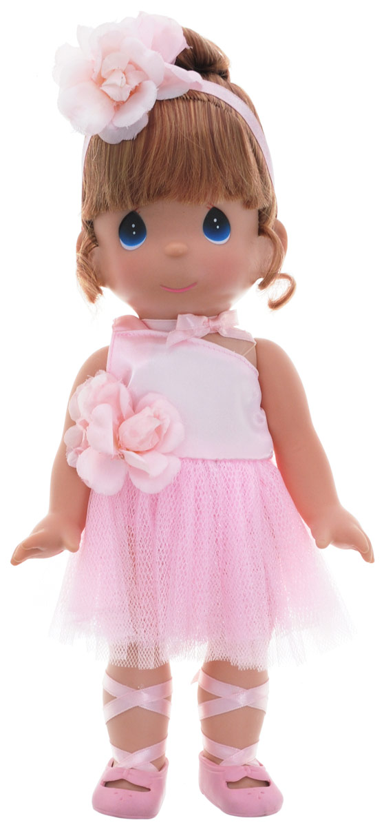 Precious Moments Кукла Балерина цвет волос рыжий4710 Precious Moments Кукла Балерина цвет волос рыжий4710Коллекция кукол Precious Moments ростом выше 30 см насчитывает на сегодняшний день более 600 видов. Куклы изготавливаются из качественного, безопасного материала и имеют пять базовых точек артикуляции. Каждый год в коллекцию добавляются все новые и новые модели. Каждая кукла имеет свой неповторимый образ и характер. Она может быть подарком на память о каком-либо событии в жизни. Куклы выполнены с любовью и нежностью, которую дарит нам известная волшебница - создатель кукол Линда Рик! Кукла Балерина одета в розовое платье, украшенное розочкой. На ногах балерины - розовые пуанты. Волосы убраны в аккуратную прическу и оформлены атласной ленточкой с цветком. Вся одежда у куклы съемная. У девочки большие глаза синего цвета. Игра с куклой разовьет в вашей малышке чувство ответственности и заботы. Порадуйте свою принцессу таким великолепным подарком!