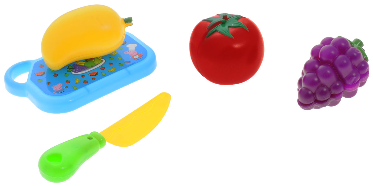 Peppa Pig Игрушечный набор фруктов и овощей29888 Peppa Pig Игрушечный набор фруктов и овощей29888С игрушечным набором фруктов и овощей Peppa Pig юные фантазеры смогут организовать множество увлекательных сюжетно-ролевых игр, во время которых у них будут развиваться навыки общения, словарный запас, моторика и, конечно, интерес к кулинарии, что особенно важно для развития хозяйственности в девочках. В наборе 5 предметов: помидор, виноград, перец (каждый продукт разделен на 2 половинки, а соединяется при помощи липучки), разделочная доска, безопасный ножик. Игрушки выполнены из высококачественного пластика, не имеют острых углов.