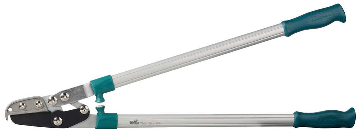 Сучкорез Raco Profi-Plus, 45 мм4215-53/287 Сучкорез Raco Profi-Plus, 45 мм4215-53/287Сучкорез Raco Profi-Plus служит для обрезки веток деревьев и кустов, диаметром до 45 мм. Острозаточенные лезвия изготовлены из высококачественной закаленной стали со специальной обработкой RACO-Hitekflon, обеспечивающей инструменту износостойкость, долгий срок службы и простоту очистки. Ручки сучкореза выполнены из алюминия. Двухрычажный механизм и регулируемая упорная пластина облегчают рез сучков на 50%. Амортизаторы обеспечивают комфортное выполнение работ, уменьшая утомляемость. Длина сучкореза: 84 см.