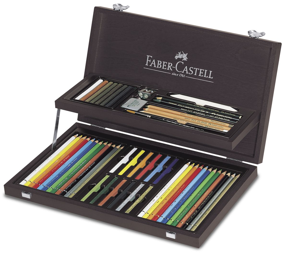 Faber-Castell Художественный набор Art & Graphic Compendium в деревянном пенале 54 предмета110088 Faber-Castell Художественный набор Art & Graphic Compendium в деревянном пенале 54 предмета110088Деревянный пенал ART&GRAPHIC 1 Эксклюзивный набор профессиональных художественных изделий в элегантном пенале из мореного дерева (цветные карандаши POLYCHROMOS®, пастельные карандаши PITT®, цветные карандаши ALBRECHT DURER®, мелки PITT® Monochrome и принадлежности), 54 шт.