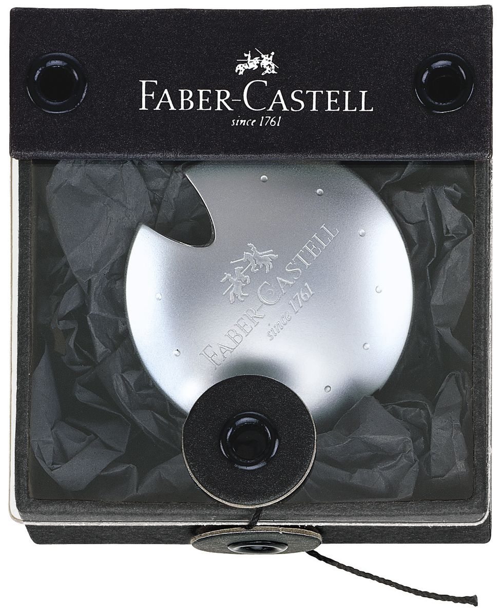 Faber-Castell Точилка Ufo188305 Faber-Castell Точилка Ufo188305Точилка Faber-Castell Ufo - высококачественная точилка из хромированного полированного металла. Элегантный дизайн делает точилку прекрасным подарком. Безукоризненное сменное лезвие для стандартных карандашей.