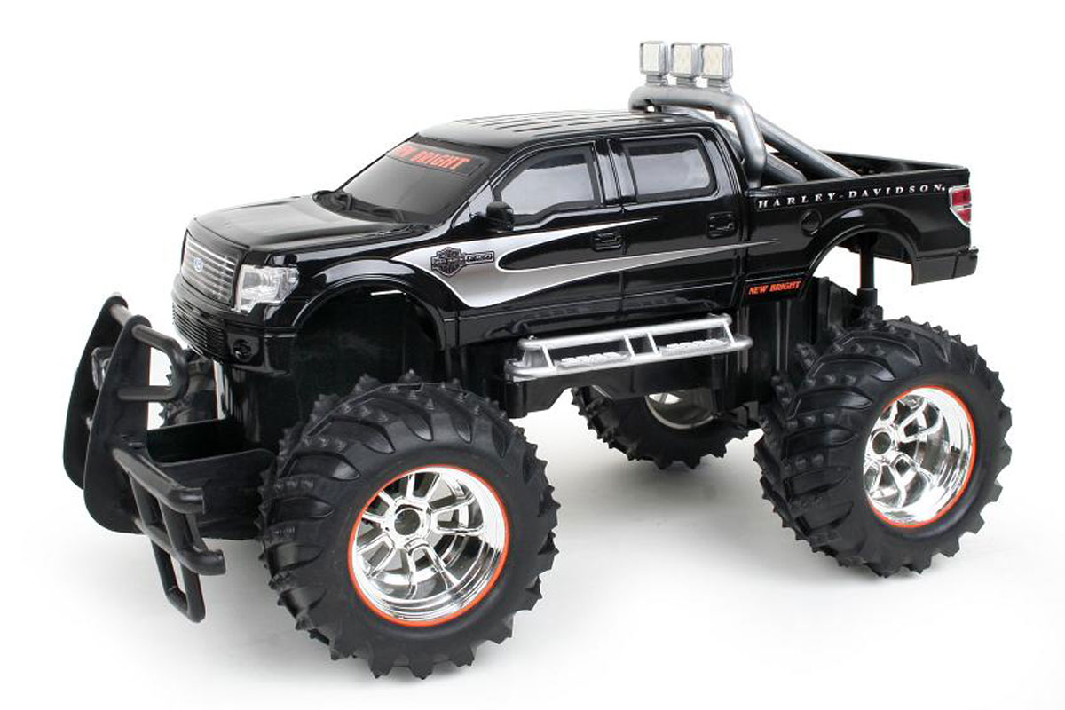 New Bright Радиоуправляемая модель Ford F-150 цвет черный61400F New Bright Радиоуправляемая модель Ford F-150 цвет черный61400FРадиоуправляемая модель New Bright Ford F-150 привлечет внимание ребенка и станет его первым внедорожником. Маневренная и реалистичная уменьшенная копия New Bright Ford F-150 выполнена в точной детализации с настоящим автомобилем в масштабе 1:14. Управление машинкой происходит с помощью пульта. Машинка двигается вперед и назад, поворачивает направо и налево. Пульт управления работает на частоте 27 MHz, а радиус его действия составляет 25-30 метров. Колеса игрушки прорезинены и обеспечивают плавный ход, машинка не портит напольное покрытие. Радиоуправляемые игрушки способствуют развитию координации движений, моторики и ловкости. Ваш ребенок часами будет играть с моделью, придумывая различные истории и устраивая соревнования. Порадуйте его таким замечательным подарком! Машина работает от сменного аккумулятора (входит в комплект). Зарядка осуществляется при помощи зарядного устройства (входит в комплект). Для работы пульта управления необходимы 2 батарейки типа...