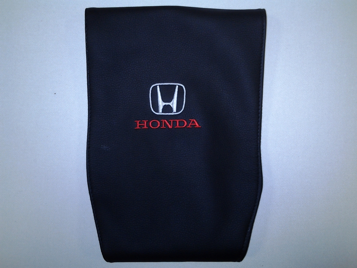 Чехол на подголовник Auto Premium HONDA, 2 шт67103 Чехол на подголовник Auto Premium HONDA, 2 шт67103Простая, эффектная и эффективная защита подголовника автомобиля. Накладка легко закрепляется вокруг подголовника и служит надежной защитой от загрязнения. В отличие от ткани экокожа более практичный, износостойкий и долговечный материал, такой чехол легко чистится влажной тряпкой.