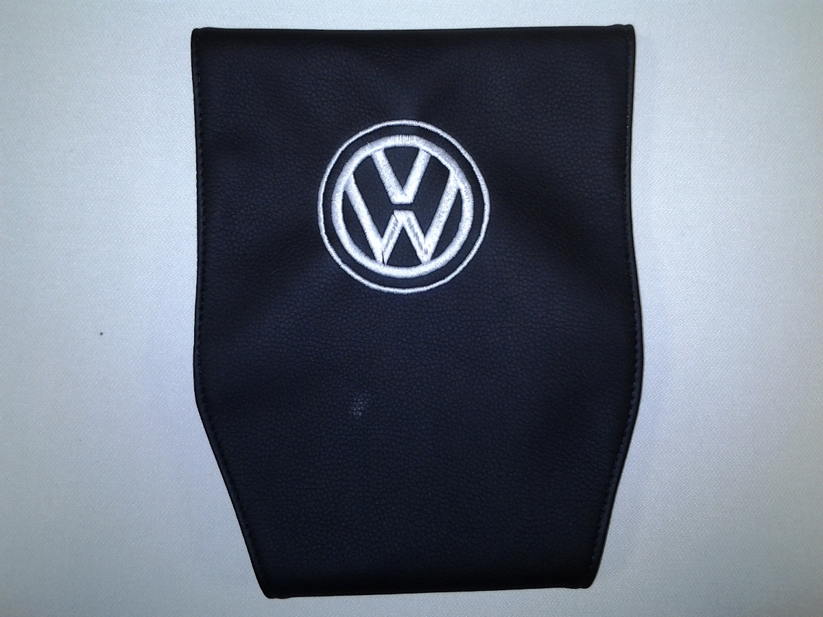 Чехол на подголовник Auto Premium VOLKSWAGEN, 2 шт67110 Чехол на подголовник Auto Premium VOLKSWAGEN, 2 шт67110Простая, эффектная и эффективная защита подголовника автомобиля. Накладка легко закрепляется вокруг подголовника и служит надежной защитой от загрязнения. В отличие от ткани экокожа более практичный, износостойкий и долговечный материал, такой чехол легко чистится влажной тряпкой.