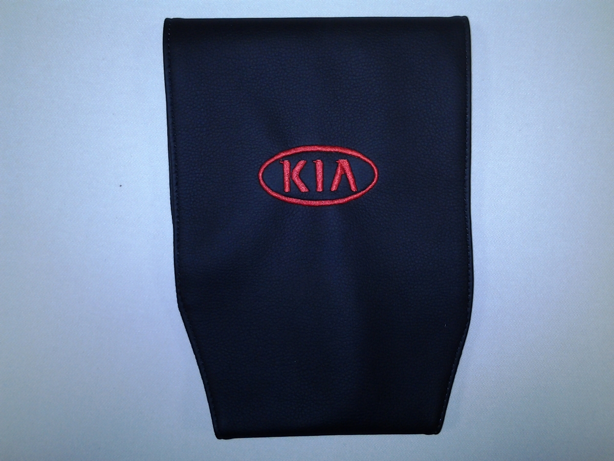 Чехол на подголовник Auto Premium KIA, 2 шт67115 Чехол на подголовник Auto Premium KIA, 2 шт67115Простая, эффектная и эффективная защита подголовника автомобиля. Накладка легко закрепляется вокруг подголовника и служит надежной защитой от загрязнения. В отличие от ткани экокожа более практичный, износостойкий и долговечный материал, такой чехол легко чистится влажной тряпкой.