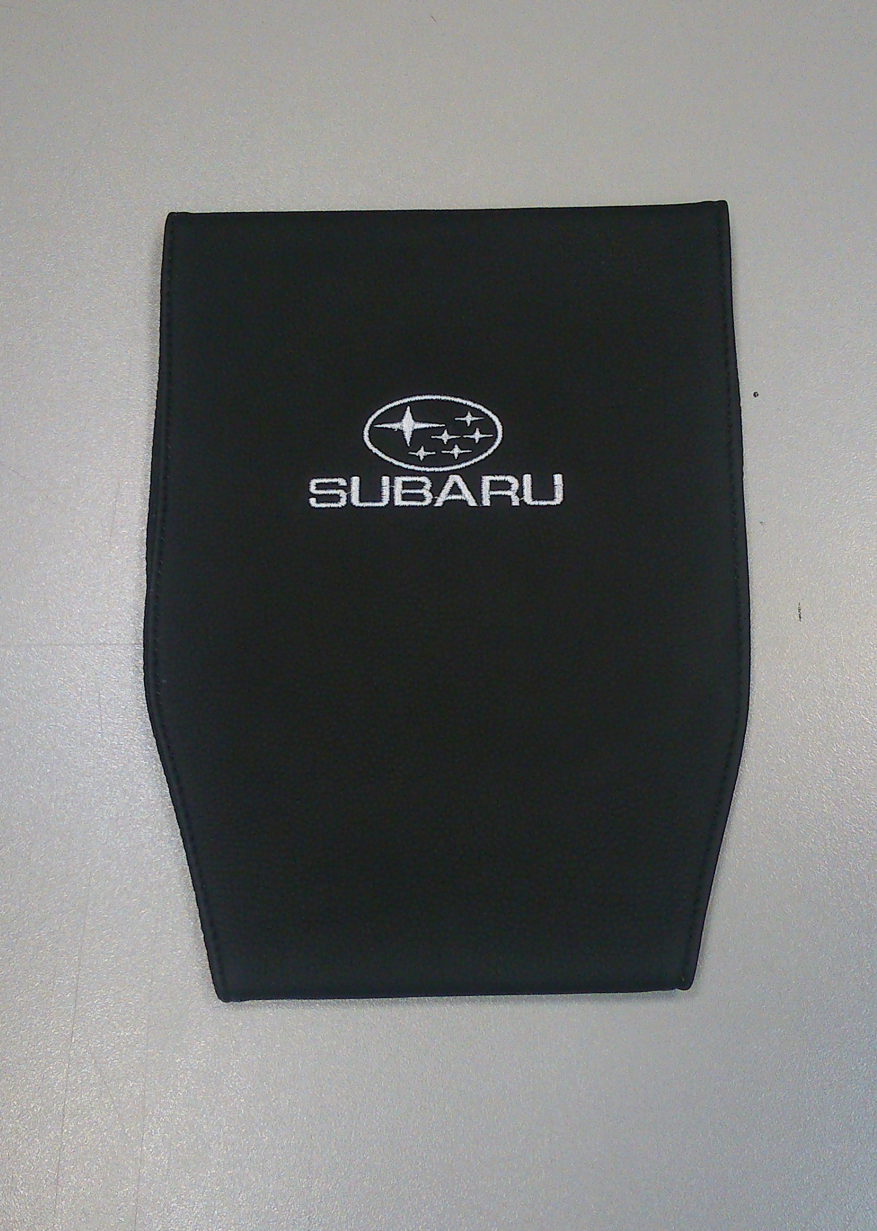 Чехол на подголовник Auto Premium SUBARU, 2 шт67124 Чехол на подголовник Auto Premium SUBARU, 2 шт67124Простая, эффектная и эффективная защита подголовника автомобиля. Накладка легко закрепляется вокруг подголовника и служит надежной защитой от загрязнения. В отличие от ткани экокожа более практичный, износостойкий и долговечный материал, такой чехол легко чистится влажной тряпкой.