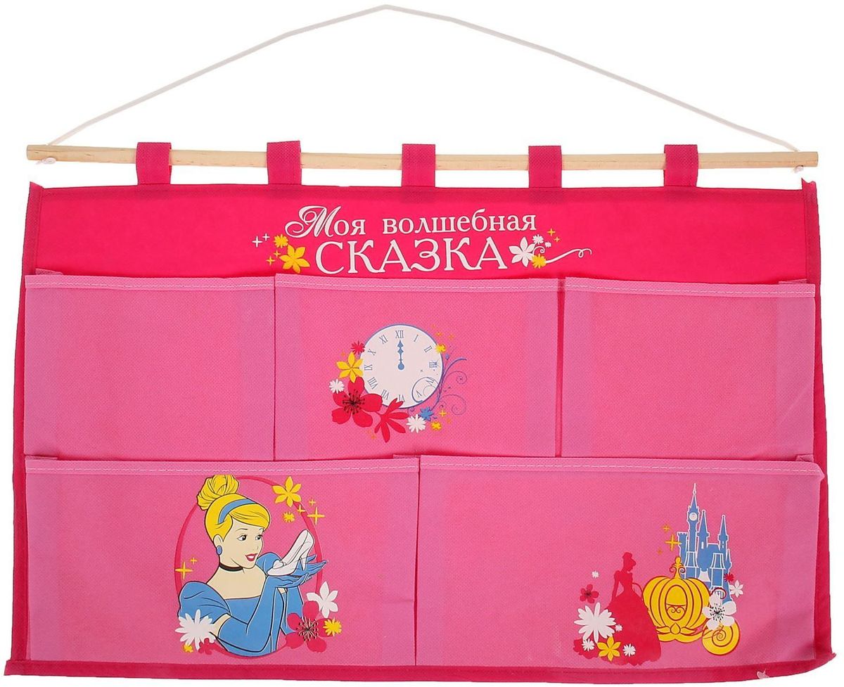 Disney Кармашки настенные Моя волшебная сказка Золушка 5 отделений1162118 Disney Кармашки настенные Моя волшебная сказка Золушка 5 отделений1162118Порядок с любимыми героями Disney. Украсьте комнату ребёнка стильным и полезным аксессуаром. Настенные кармашки организуют вещи малышки и помогут содержать комнату в чистоте и порядке. Положите туда игрушки или одежду, и детская преобразится! Кармашки даже можно использовать в ванной комнате. Набор из нетканого материала спанбонд крепится на деревянную палочку, а вся конструкция подвешивается за верёвку. Яркие рисунки с любимыми персонажами нанесены по термотрансферной технологии. Изделие упаковано в прозрачный пакет, к которому прилагается небольшой шильд с героем Disney, где можно написать тёплые слова и пожелания для адресата. Соберите коллекцию аксессуаров с любимыми героями!