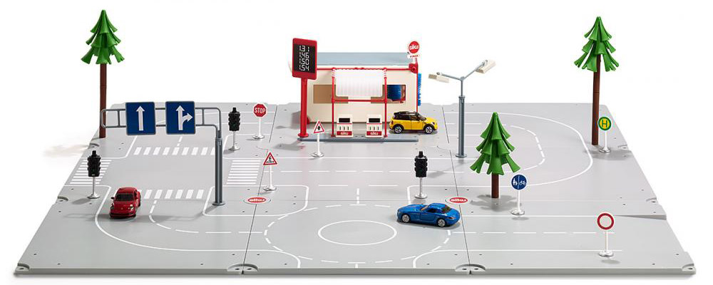 Siku Игровой набор Startset Stadt5501 Siku Игровой набор Startset Stadt5501Игровой набор Siku Startset Stardt - прекрасный стартовый набор и отличный подарок для мальчика любого возраста. Набор включает все самое необходимое для создания различных автомобильных дорожных ситуаций. Из девяти элементов можно создать дорожную модель и придумывать различные автомобильные приключения. Прочные и надежные детали создают идеальную дорожную платформу и неограниченные возможности для фантазии ребенка. Набор включает в себя также заправочную станцию, деревья, уличные фонари и светофоры, которые могут быть расположены на платформе, благодаря специальным креплениям. Детальные надписи, дорожные знаки и пешеходные переходы создают абсолютно реалистичные возможности для игры. В набор входит: 9 элементов дорожного полотна, 3 машинки (синяя, красная и желтая), автозаправочная станция с автомойкой, 3 дерева, 6 дорожных знаков, 4 светофора, аксессуары. Набор поможет разнообразить игру вашего ребенка и познакомит его с первыми правилами дорожного...