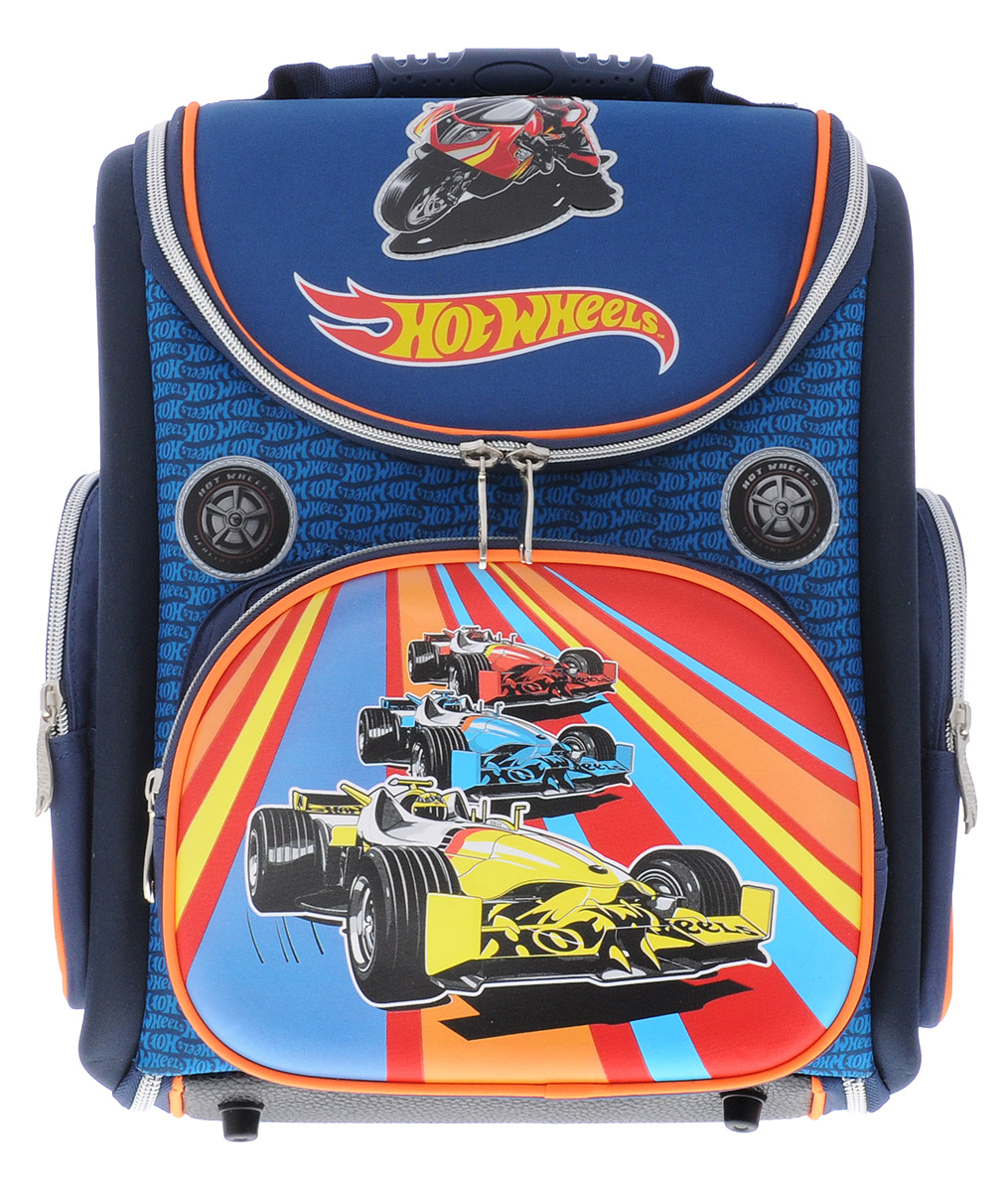 Hatber Школьный ранец Hot WheelsNR_13314 Hatber Школьный ранец Hot WheelsNR_13314Эргономичный школьный ранец Hatber Hot Wheels предназначен для детей младшего школьного возраста. Особенностью данной модели является возможность её раскрытия до плоского состояния, что делает хранение рюкзака максимально удобным и облегчает уход за ним. Ранец отличается лёгкостью и долговечностью. Рельеф спинки ранца разработан с учётом особенностей детского позвоночника, предотвращает перенапряжение мышц спины. Дополнительный ремешок на поясе фиксирует ранец, препятствуя смещению центра тяжести. Конструкция регулируемых лямок обеспечивает правильное распределение веса ранца. Дно ранца выполнено из водонепроницаемого материала и оснащено пластиковыми ножками. Ранец имеет одно основное отделение, содержащее два открытых накладных кармана, а также сетчатый карман на резинке. Передний наружный карман на молнии содержит органайзер для принадлежностей. Два боковых кармана на молнии позволят взять с собой бутылочку воды и булочку. Лицевая сторона ранца, лямки и...