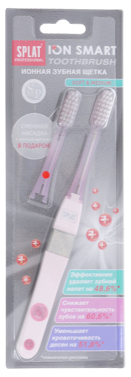 Зубная щетка Splat Ion Smart Toothbrush, со сменной насадкой, средняя и мягкая жесткость, розоваяИЩ-606р Зубная щетка Splat Ion Smart Toothbrush, со сменной насадкой, средняя и мягкая жесткость, розоваяИЩ-606рИонная зубная щетка Splat Ion Smart Toothbrush с принципом ионного переворота. Механизм ионной щетки действует, благодаря изменению полярности зубов. Обычно зубы заряжены отрицательно, а зубной налет положительно. Противоположные заряды притягиваются. При использовании ионной зубной щетки полярность зубов меняется с отрицательной на положительную. Зубной налет отталкивается от одноименно заряженной поверхности зубов и притягивается к отрицательно заряженным ворсинкам зубной щетки. Ионная щетка начинает работу, благодаря активации влажными пальцами литиевой батареи в ручке щетки. Преимущества ионной зубной щетки: нормализует кислотно-щелочной баланс, снижает чувствительность зубов, устраняет неприятный запах изо рта, улучшает состояние десен, ворсинки разной длины и с утонченными кончиками позволяют максимально эффективно очистить межзубное пространство; ручка нового дизайна очень удобна в применении; световой индикатор на рукоятке щетки предназначен для определения...