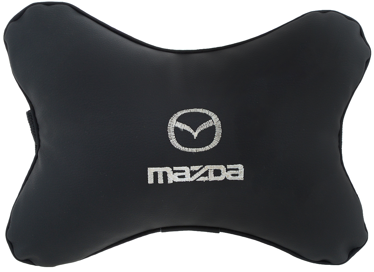 Подушка автомобильная Autoparts Mazda, на подголовник, цвет: черный, белый, 30 х 20 смМ4 Подушка автомобильная Autoparts Mazda, на подголовник, цвет: черный, белый, 30 х 20 смМ4Автомобильная подушка Autoparts Mazda, выполненная из эко-кожи с мягким наполнителем из холлофайбера, снимает усталость с шейных мышц, обеспечивает правильное положение головы и амортизирует нагрузки на шейные позвонки при резком маневрировании. Ее можно зафиксировать на подголовнике с помощью регулируемого по длине ремня. На изделии имеется молния, с помощью которой вы с легкостью сможете поменять наполнитель. Если ваши пассажиры захотят вздремнуть, то подушка под голову окажется очень кстати и поможет расслабиться.