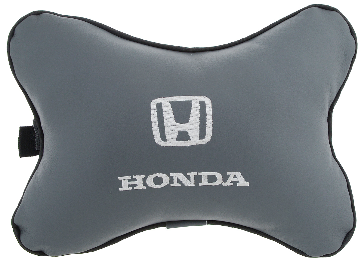 Подушка автомобильная Autoparts Honda, на подголовник, цвет: серый, белый, 30 х 20 смМ3 Подушка автомобильная Autoparts Honda, на подголовник, цвет: серый, белый, 30 х 20 смМ3Автомобильная подушка Autoparts Honda, выполненная из эко-кожи с мягким наполнителем из холлофайбера, снимает усталость с шейных мышц, обеспечивает правильное положение головы и амортизирует нагрузки на шейные позвонки при резком маневрировании. Ее можно зафиксировать на подголовнике с помощью регулируемого по длине ремня. На изделии имеется молния, с помощью которой вы с легкостью сможете поменять наполнитель. Если ваши пассажиры захотят вздремнуть, то подушка под голову окажется очень кстати и поможет расслабиться.
