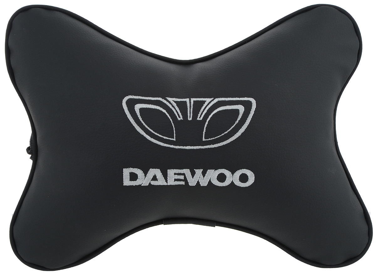 Подушка автомобильная Autoparts Daewoo, на подголовник, цвет: черный, белый, 30 х 20 смМ29 Подушка автомобильная Autoparts Daewoo, на подголовник, цвет: черный, белый, 30 х 20 смМ29Автомобильная подушка Autoparts Daewoo, выполненная из эко-кожи с мягким наполнителем из холлофайбера, снимает усталость с шейных мышц, обеспечивает правильное положение головы и амортизирует нагрузки на шейные позвонки при резком маневрировании. Ее можно зафиксировать на подголовнике с помощью регулируемого по длине ремня. На изделии имеется молния, с помощью которой вы с легкостью сможете поменять наполнитель. Если ваши пассажиры захотят вздремнуть, то подушка под голову окажется очень кстати и поможет расслабиться.