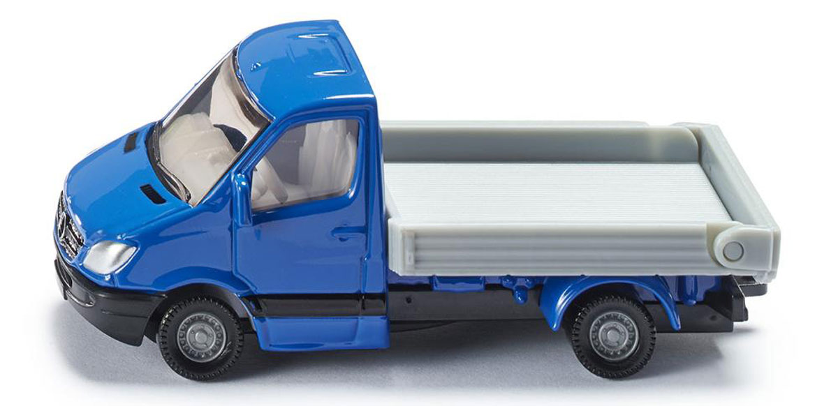 Siku Модель автомобиля Mercedes-Benz Sprinter1424 Siku Модель автомобиля Mercedes-Benz Sprinter1424Модель автомобиля Siku Mercedes-Benz Sprinter отлично подойдет для детских игр различных возрастов. Модель выполнена из металла с элементами из пластика. Колеса имеют свободный ход. Ваш ребенок часами будет играть с такой игрушкой, придумывая различные истории и устраивая соревнования. Эта игрушка будет интересна не только детям, но и взрослым коллекционерам.