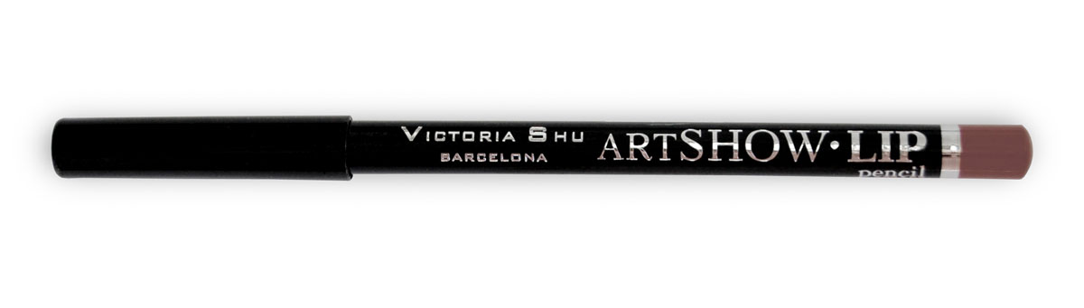 Victoria Shu Карандаш для губ Artshow №101954V15544 Victoria Shu Карандаш для губ Artshow №101954V15544Мягкая формула карандаша бережно очерчивает контур губ, придавая им идеальную форму и делая дальнейший макияж более стойким и ярким в течении дня. Невероятная сатиновая текстура в комбинации с натуральными восками способствуют комфортному нанесению текстуры на губы и обеспечивают контуру дополнительный уход и питание. Карандаш можно использовать, как контур для губ, а также наносить его и растушевывать по всей поверхности губ вместо губной помады.