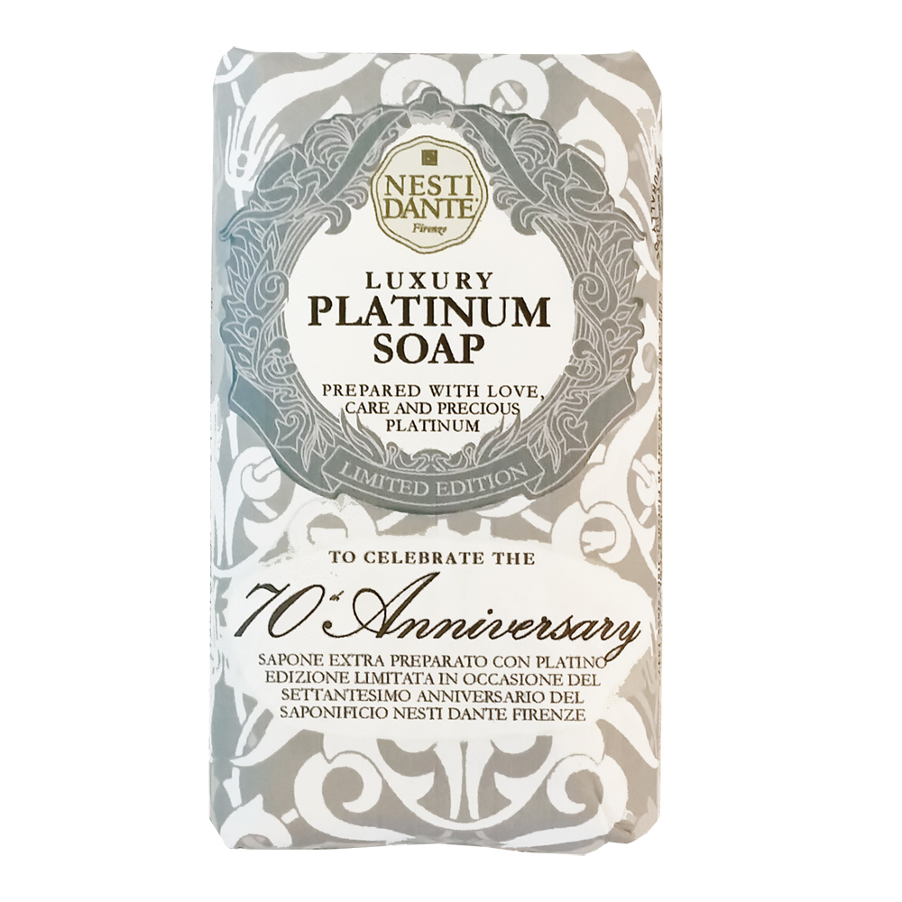 Nesti Dante Мыло Platinum Soap Юбилейное платиновое 250 г1780106 Nesti Dante Мыло Platinum Soap Юбилейное платиновое 250 г1780106К 70-и летию создания компании, Nesti Dante выпустила лимитированное мыло Luxury Platinum Soap 70th Anniversary содержащее драгоценную платину, которая, благодаря своим качествам, высоко ценится не только в ювелирной области, но и в медицине. Платина способна удерживать влагу на коже, гарантируя естественное ощущение чистоты. Также она является природным антиоксидантом, придает коже упругость и здоровой вид. С ароматом Флорентийской камелии и белого Тосканского жасмина
