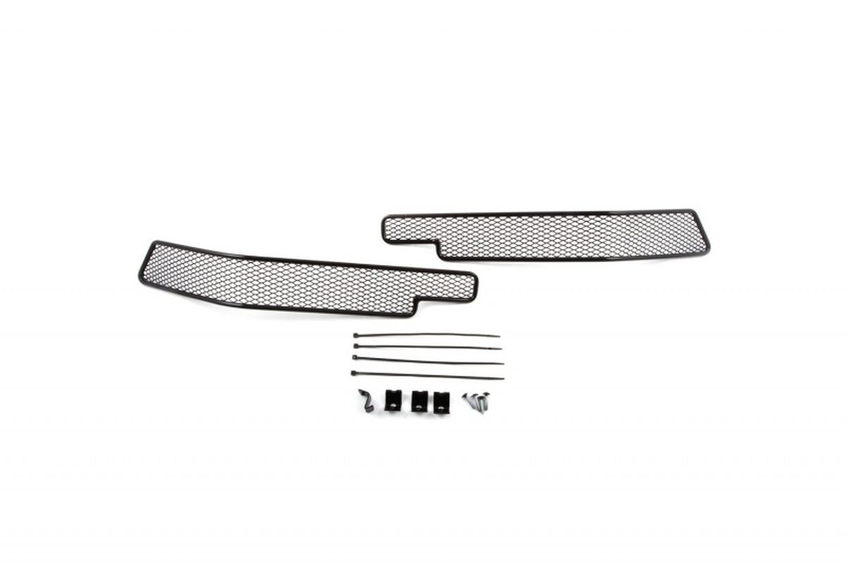 Сетка на бампер внешняя Novline-Autofamily, для Toyota Land Cruiser 200 2015->, 2 шт01-521615-151 Сетка на бампер внешняя Novline-Autofamily, для Toyota Land Cruiser 200 2015->, 2 шт01-521615-151В отличие от универсальных сеток, данный продукт разрабатывается индивидуально под каждый бампер автомобиля. Внешняя защитная сетка радиатора полностью повторяет геометрию решетки бампера и гармонично вписывается в общий стиль автомобиля. При создании продукта мы учли как потребности автомобилистов, для которых важна исключительно защитная функция, так и автолюбителей, которые ищут способы подчеркнуть или создать новый стиль своего авто. Функциональность, тюнинг, или и то, и другое? Выбор только за вами. Сетка для защиты радиатора изготовлена из антикоррозионного материала, что гарантирует отсутствие ржавчины в процессе эксплуатации. Простая установка делает этот продукт необыкновенно удобным. В отличие от универсальных сеток, для установки которых требуется снятие бампера, то есть наличие специализированных навыков и дополнительного оборудования (подъемник и так далее), для установки этого продукта понадобится 20 минут времени и отвертка.