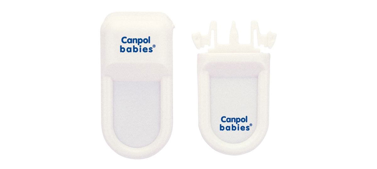 Canpol Babies Замочек для выдвижных ящиков10/821 Canpol Babies Замочек для выдвижных ящиков10/821Замочек Canpol babies защищает содержимое ящиков от любопытного ребенка. Снабжен двусторонней липкой лентой, не требует дополнительного крепления. Чтобы поставить замок, поместите зубчатую сторону замка на основную часть шкафа, а гладкую сторону замка на выдвижную часть ящика. Чтобы открыть замок, нажмите одновременно на обе кнопки и выдвиньте ящик. Подходит для всех видов выдвижных ящиков.