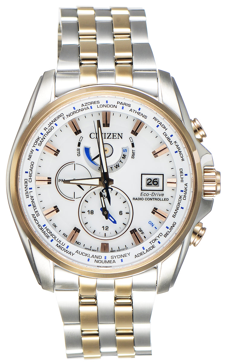 Часы наручные мужские Citizen Eco-Drive, цвет: белый, стальной. AT9034-54AAT9034-54A Часы наручные мужские Citizen Eco-Drive, цвет: белый, стальной. AT9034-54AAT9034-54AСтильные многофункциональные мужские часы Citizen Eco-Drive выполнены из нержавеющей стали. Циферблат изделия оформлен символикой бренда. Часы оснащены функцией корректировки времени по радиосигналу, функцией отображения времени в формате 12/24, функцией второго часового пояса и будильником. Данные часы позволят посмотреть значение времени и даты в различных городах мира. Корпус часов обладает степенью влагозащиты 20 bar, а также оснащен антибликовым сапфировым стеклом. Циферблат дополнен индикатором числа, индикатором включения\выключения летнего времени, индикатором калибровки, индикатором города, индикатором дня недели и индикатором уровня заряда аккумулятора. Элегантный браслет, идеально дополняющий корпус изделия, оснащен застежкой-клипсой, которая позволит максимально комфортно снимать и надевать часы. Современная технология Eco-Drive позволяет заряжать аккумулятор изделия с помощью любого естественного или искусственного источника света. Часы поставляются в...