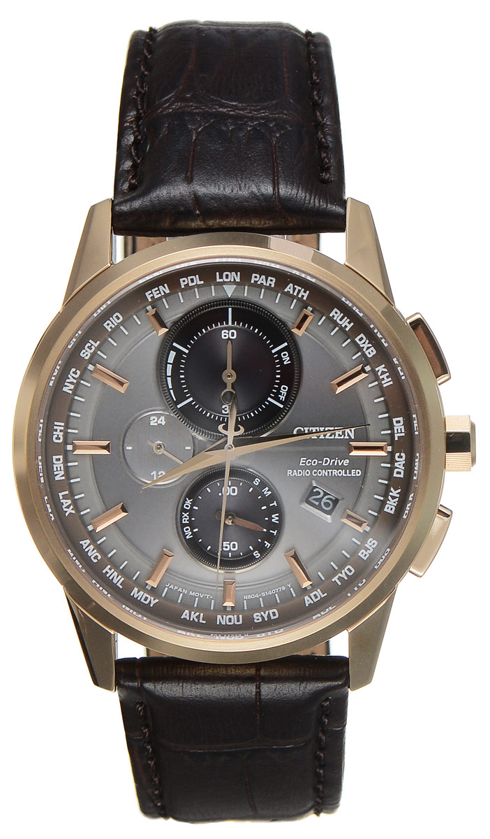 Часы наручные мужские Citizen Eco-Drive, цвет: золотой, коричневый. AT8113-12HAT8113-12H Часы наручные мужские Citizen Eco-Drive, цвет: золотой, коричневый. AT8113-12HAT8113-12HСтильные многофункциональные мужские часы Citizen Eco-Drive выполнены из нержавеющей стали. Циферблат изделия оформлен символикой бренда. Часы оснащены функцией корректировки времени по радиосигналу, функцией отображения времени в формате 12/24 и секундомером. Данные часы позволят посмотреть значение времени и даты в различных городах мира. Корпус часов обладает степенью влагозащиты 10 bar, а также оснащен антибликовым сапфировым стеклом. Циферблат дополнен индикатором числа, индикатором включения\выключения летнего времени, индикатором калибровки, индикатором города, индикатором дня недели и индикатором уровня заряда аккумулятора. Элегантный кожаный ремешок, идеально дополняющий корпус изделия, оформлен фактурным тиснением под кожу рептилии и оснащен застежкой-бабочкой, которая позволит максимально комфортно снимать и надевать часы. Современная технология Eco-Drive позволяет заряжать аккумулятор изделия с помощью любого естественного или искусственного источника света. ...