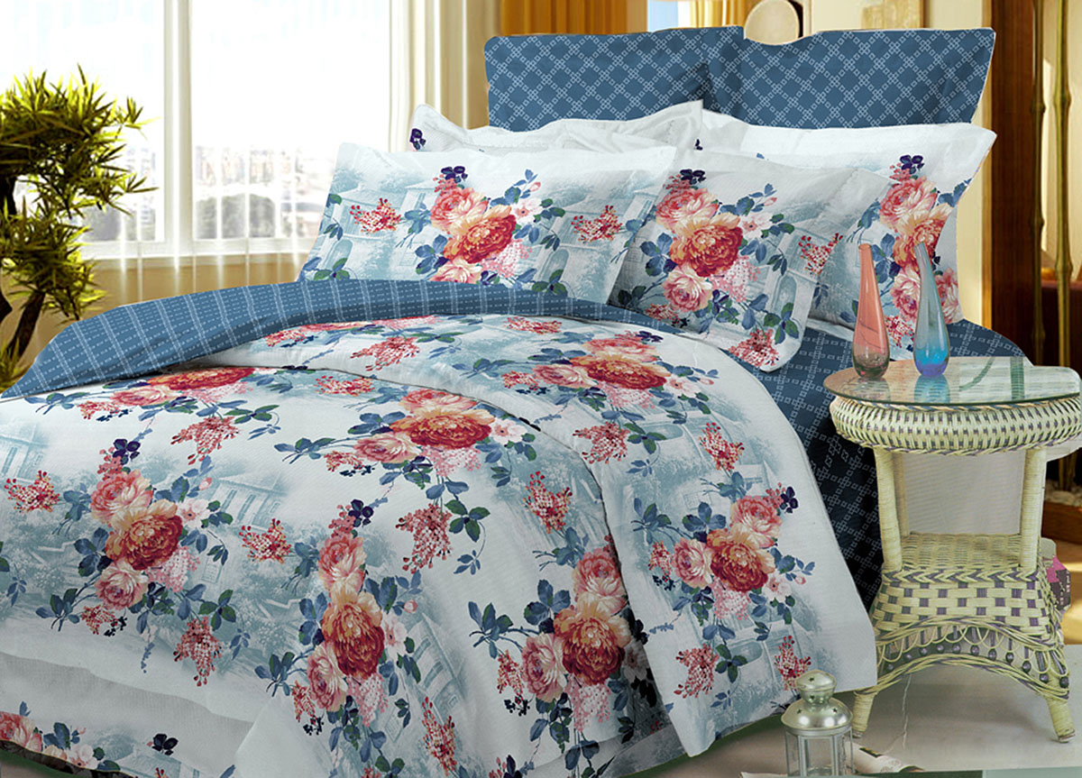 Комплект белья Primavera Classic. Встреча, евро, наволочки 70x70, цвет: синий86500 Комплект белья Primavera Classic. Встреча, евро, наволочки 70x70, цвет: синий86500Наволочки с декоративным кантом особенно подойдут, если вы предпочитаете класть подушки поверх покрывала. Кайма шириной 5-10см с трех или четырех сторон делает подушки визуально более объемными, смотрятся они очень аккуратно, даже парадно. Еще такие наволочки называют оксфордскими или наволочками «с ушками». Сатин – прочная и плотная ткань с диагональным переплетением нитей. Хлопковый сатин по мягкости и гладкости уступает атласу, зато не будет соскальзывать с кровати. Сатиновое постельное белье легко переносит стирку в горячей воде, не выцветает. Прослужит комплект из обычного сатина меньше, чем из сатина повышенной плотности, но дольше белья из любой другой хлопковой ткани. Сатин приятен на ощупь, под ним комфортно спать летом и зимой. Производство «Примавера» находится в Китае, что позволяет сократить расходы на доставку хлопка. Поэтому цены на это постельное белье более чем скромные и это не сказывается на качестве. Сатин очень гладкий, мягкий, но при этом, невероятно прочный....